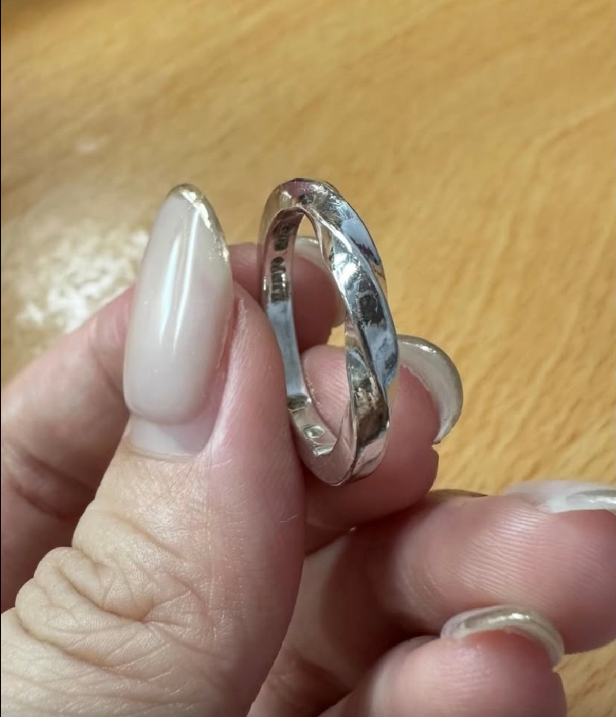 Mẹo đánh bóng trang sức xỉn màu chỉ 1 bước: Cô gái thử xong phải quay clip khoe vì quá bất ngờ- Ảnh 4.