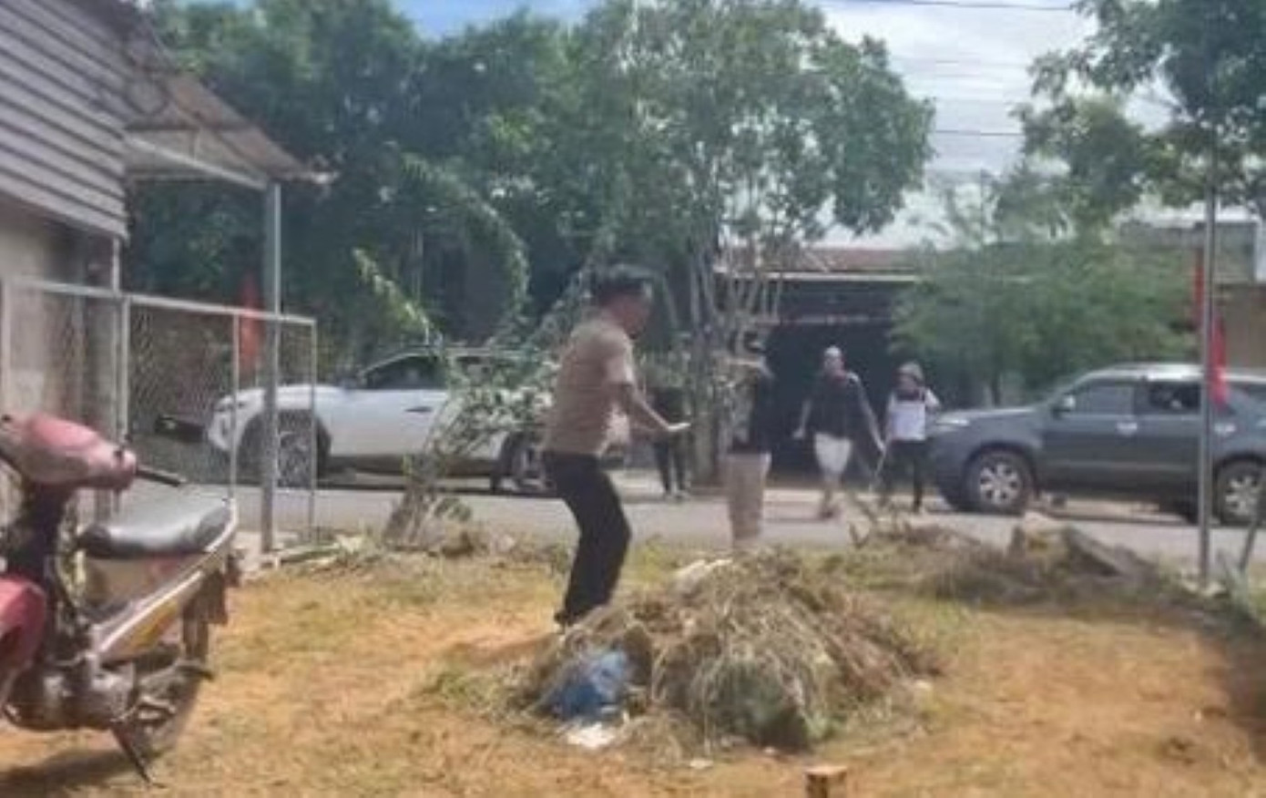 Điều tra mâu thuẫn đất đai ở Lâm Đồng: Nhóm côn đồ ném đá , dao vào nhà dân - Ảnh 1.