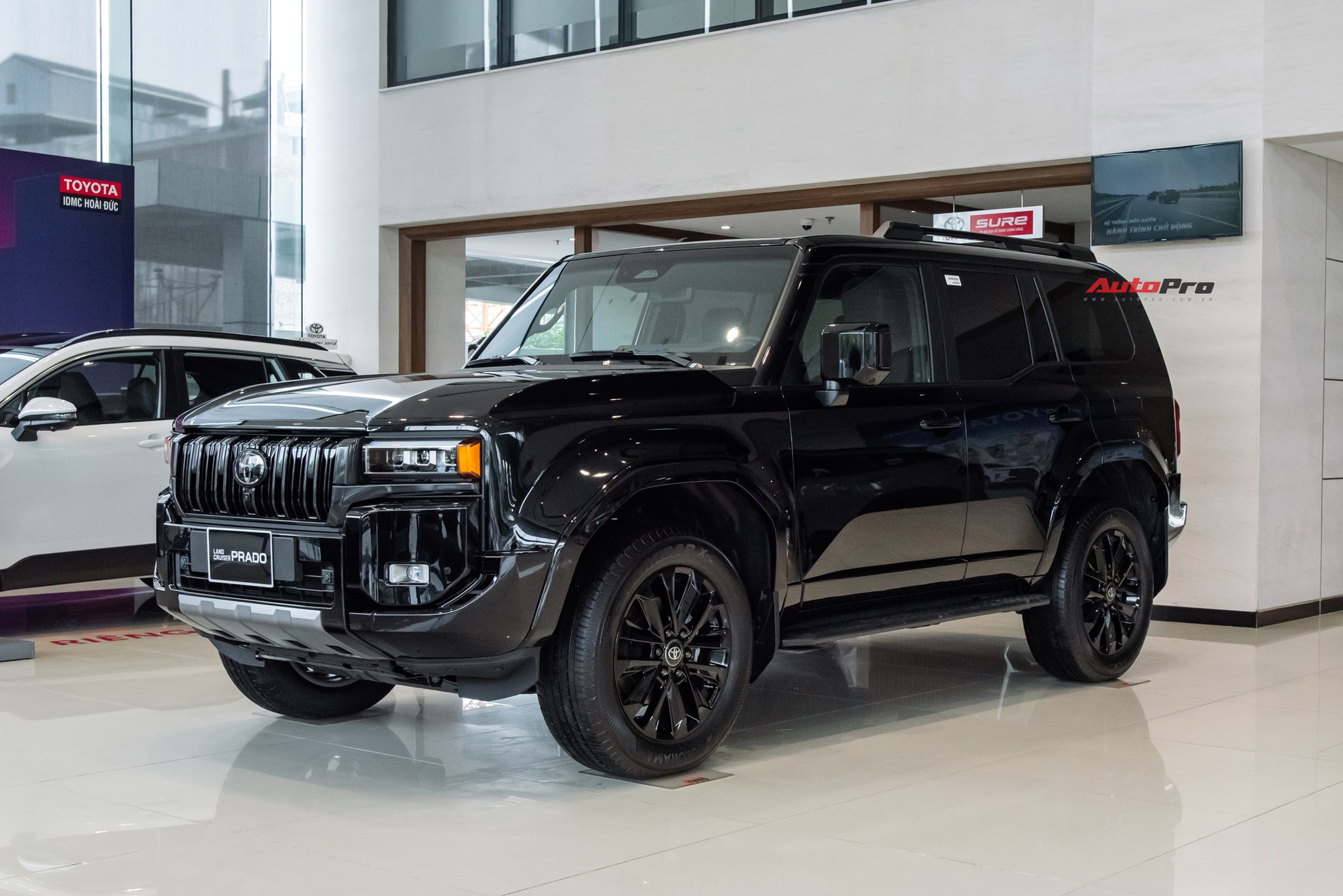 Lô Toyota Prado ‘lạ’ xuất hiện tại Việt Nam: Thiết kế khác biệt, động cơ hybrid mạnh hơn hẳn xe chính hãng - Ảnh 8.