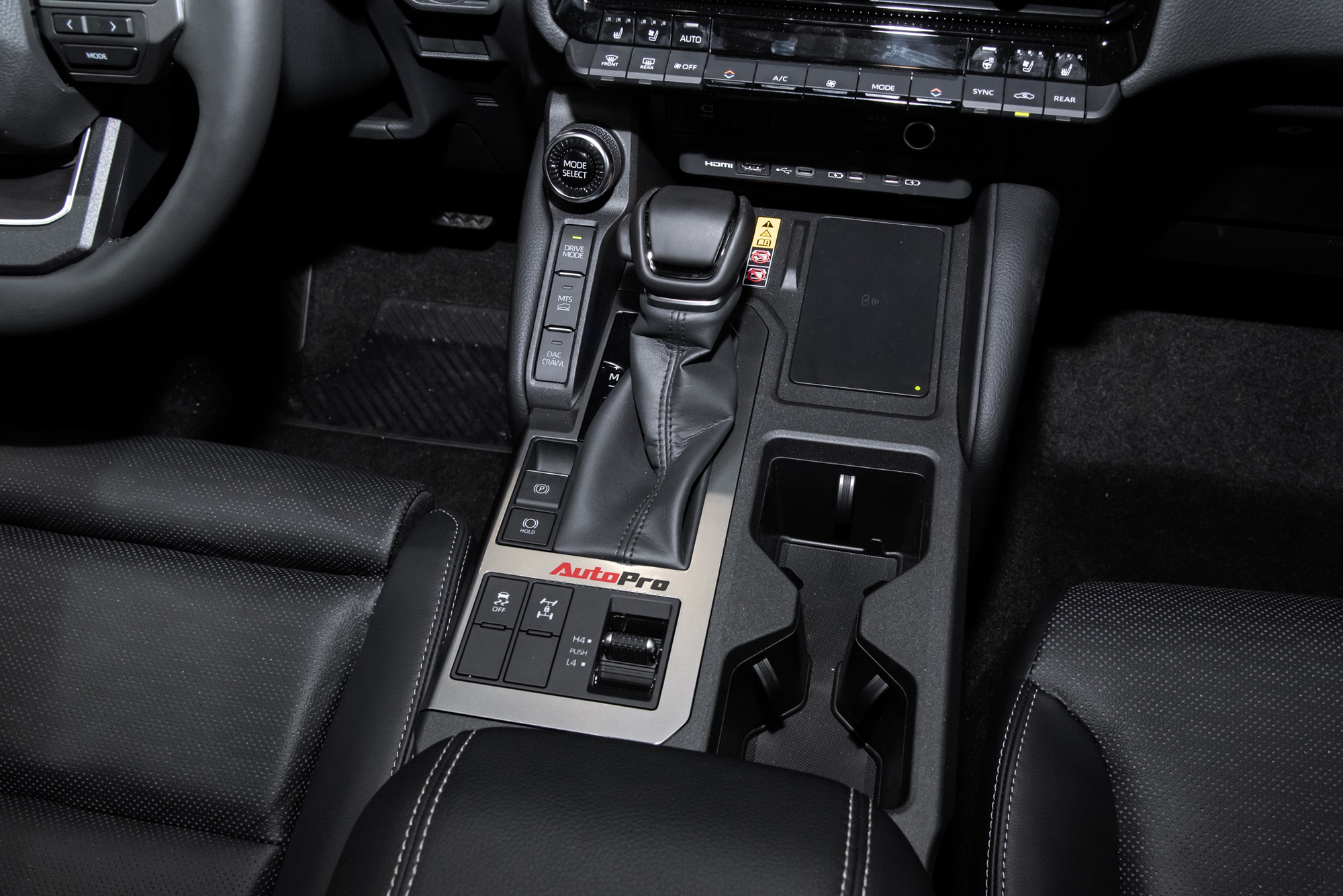 Lô Toyota Prado ‘lạ’ xuất hiện tại Việt Nam: Thiết kế khác biệt, động cơ hybrid mạnh hơn hẳn xe chính hãng - Ảnh 13.