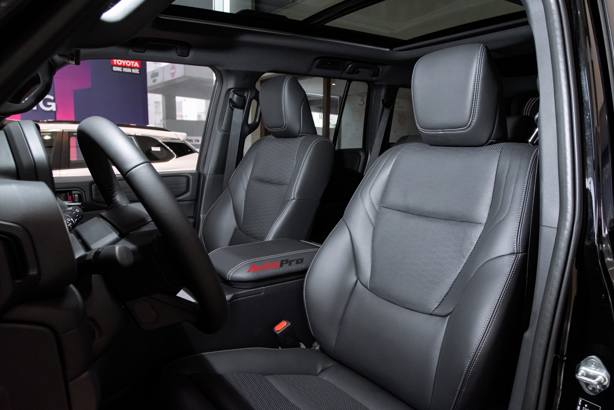 Lô Toyota Prado ‘lạ’ xuất hiện tại Việt Nam: Thiết kế khác biệt, động cơ hybrid mạnh hơn hẳn xe chính hãng - Ảnh 14.