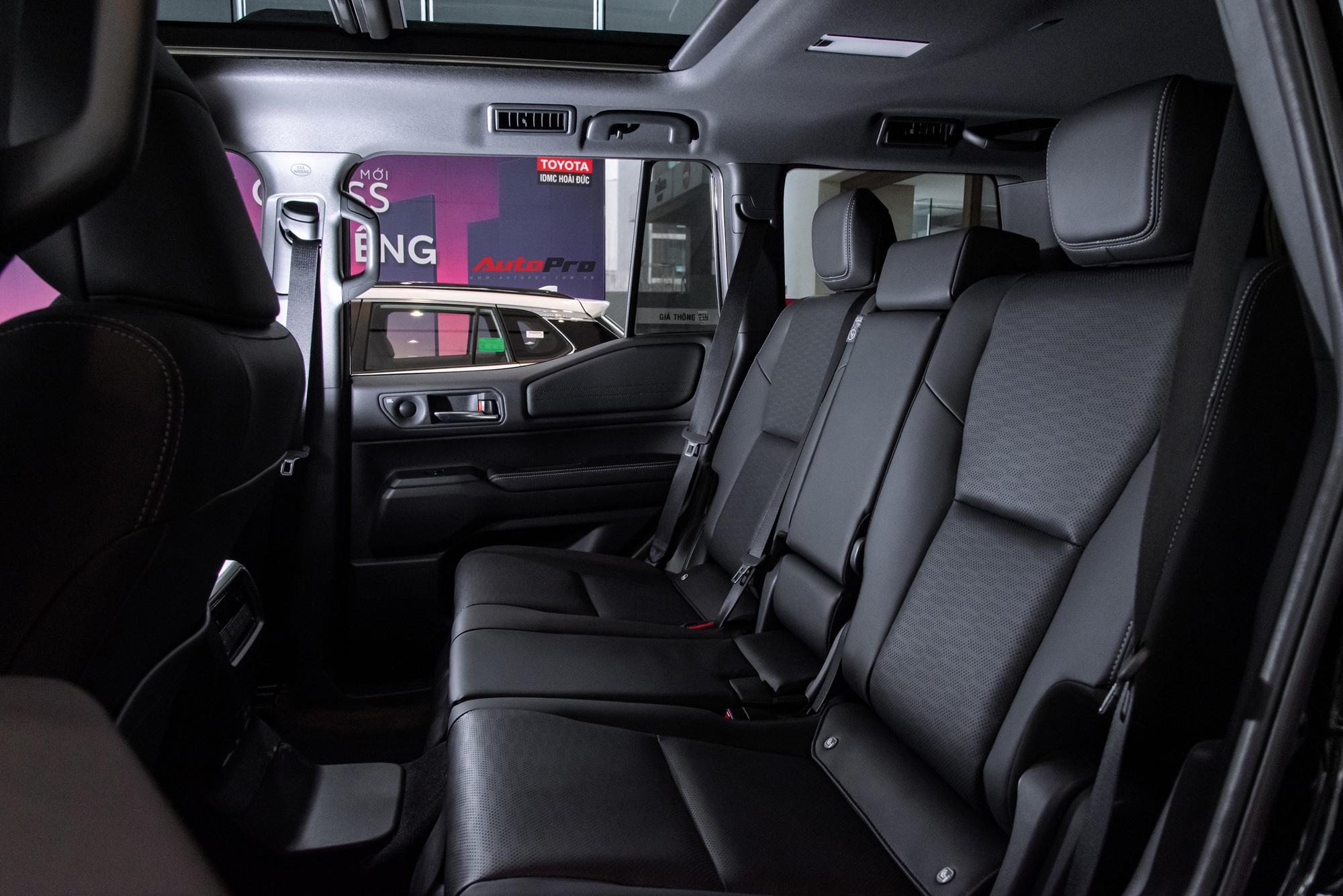 Lô Toyota Prado ‘lạ’ xuất hiện tại Việt Nam: Thiết kế khác biệt, động cơ hybrid mạnh hơn hẳn xe chính hãng - Ảnh 15.