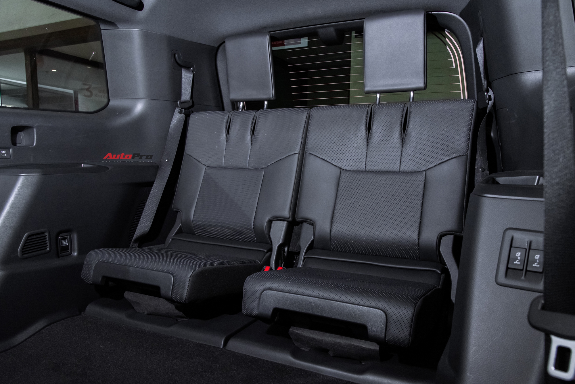 Lô Toyota Prado ‘lạ’ xuất hiện tại Việt Nam: Thiết kế khác biệt, động cơ hybrid mạnh hơn hẳn xe chính hãng - Ảnh 16.