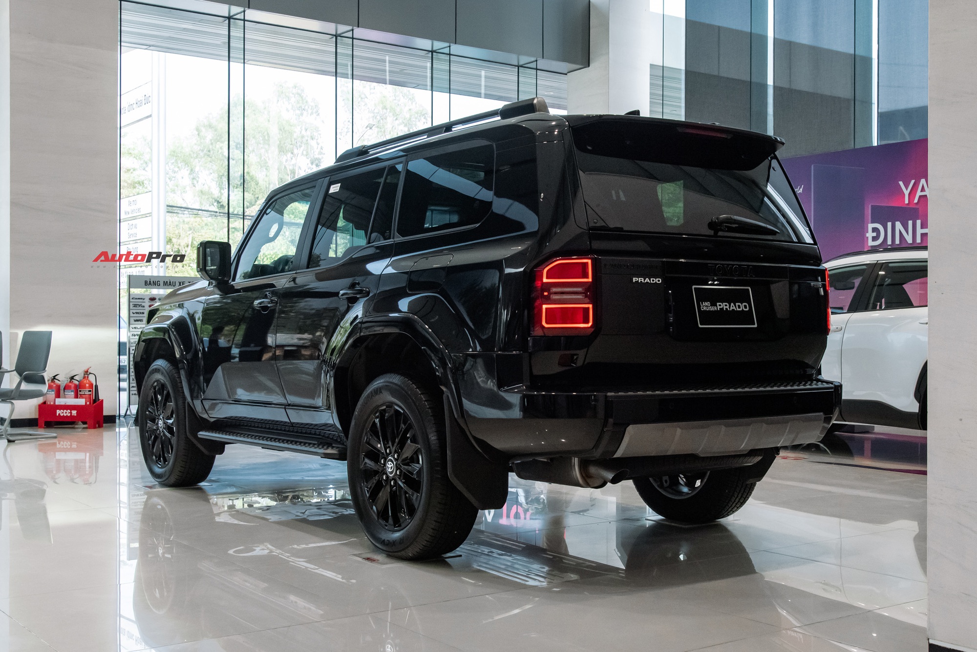 Lô Toyota Prado ‘lạ’ xuất hiện tại Việt Nam: Thiết kế khác biệt, động cơ hybrid mạnh hơn hẳn xe chính hãng - Ảnh 9.