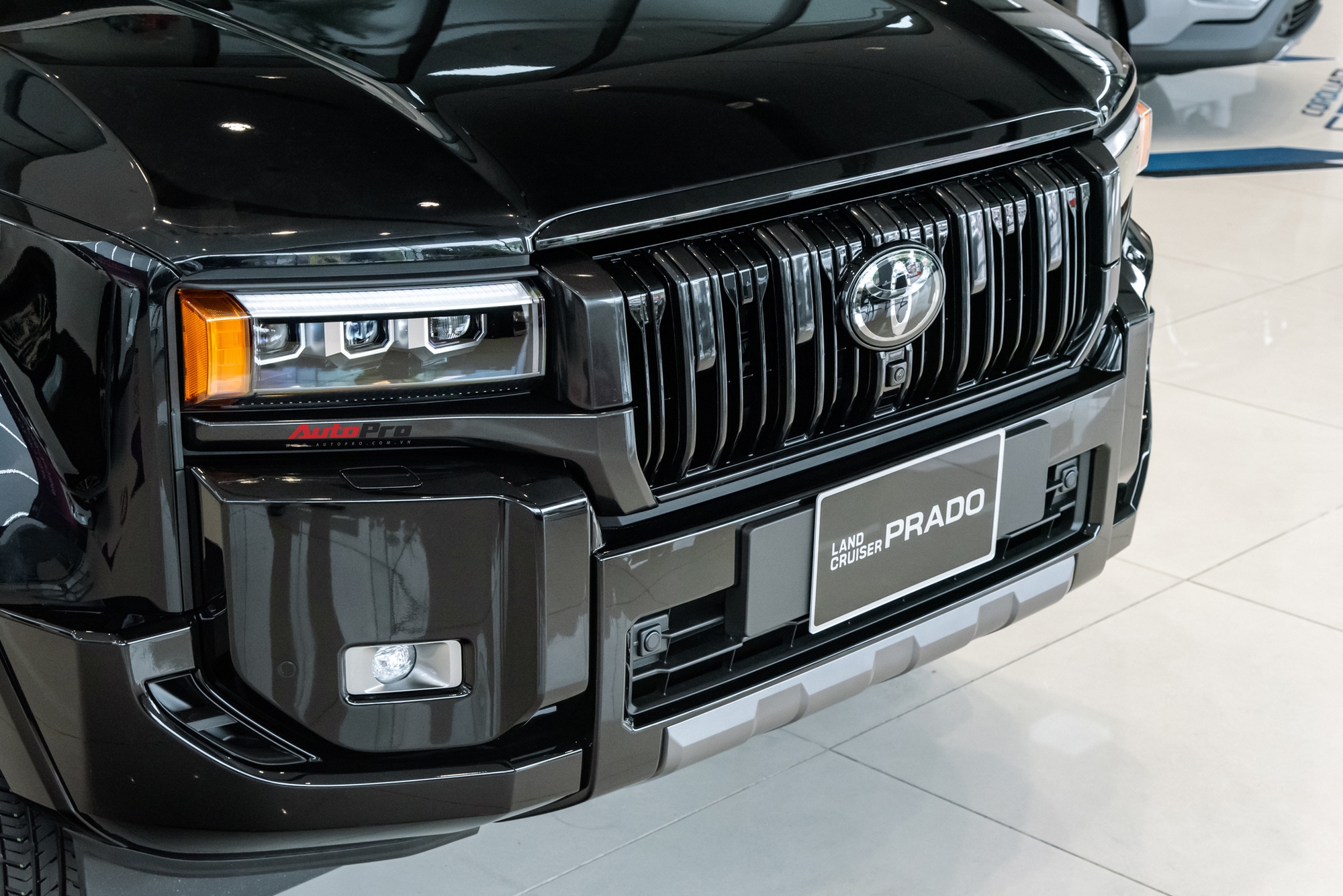 Lô Toyota Prado ‘lạ’ xuất hiện tại Việt Nam: Thiết kế khác biệt, động cơ hybrid mạnh hơn hẳn xe chính hãng - Ảnh 10.