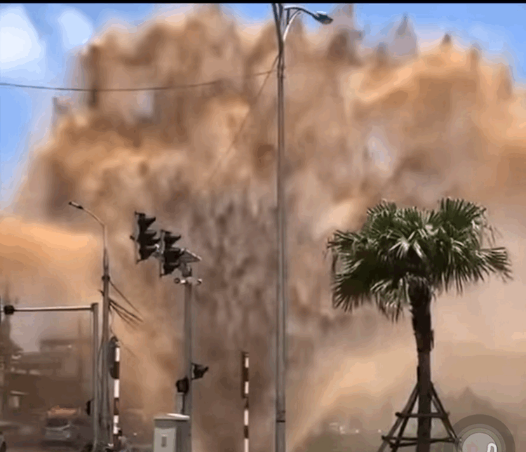 VIDEO: Cột nước bất ngờ "phun trào như núi lửa" từ đường ống nước- Ảnh 1. VIDEO: Cột nước bất ngờ "phun trào như núi lửa" từ đường ống nước- Ảnh 1.