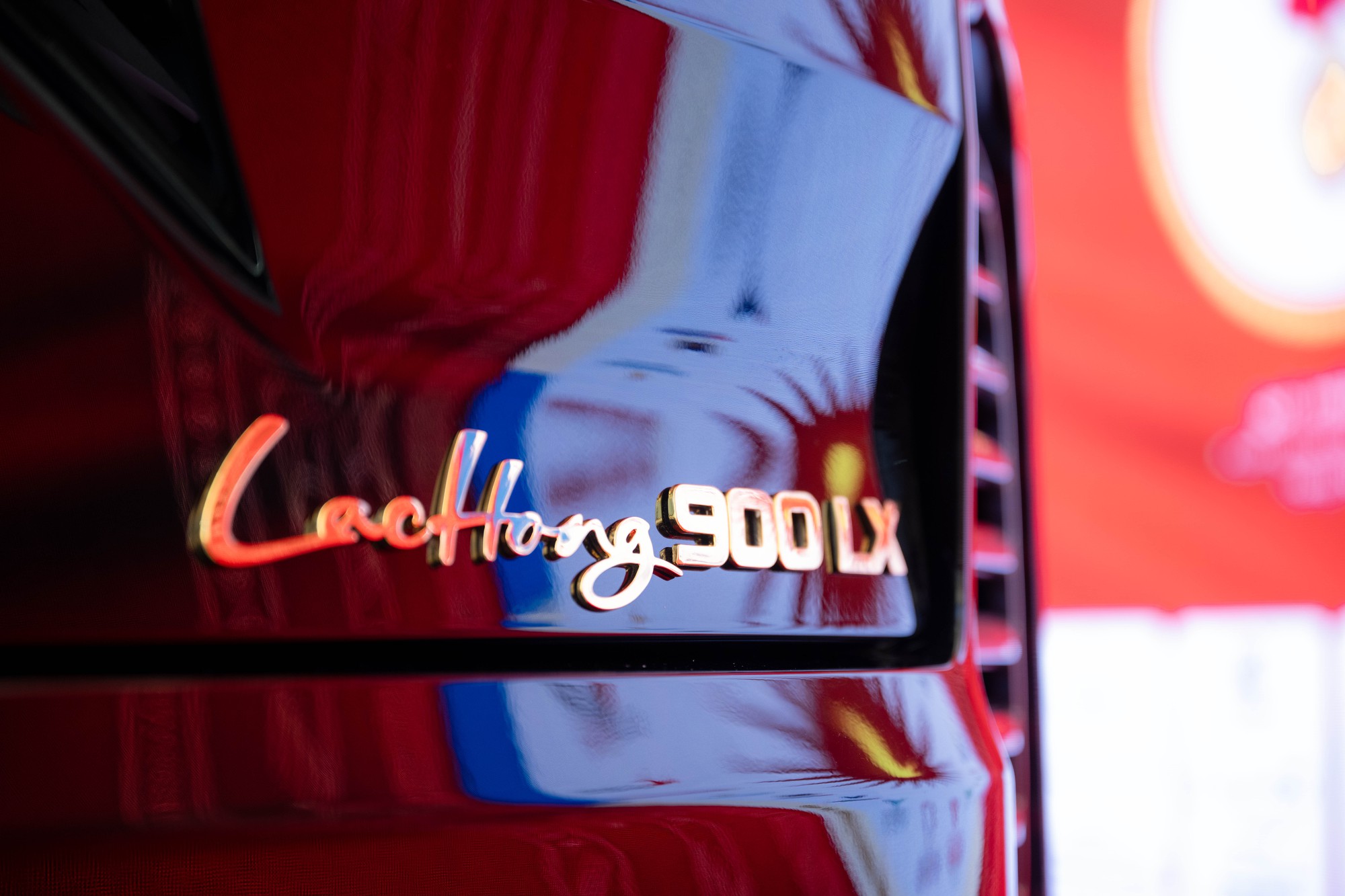 Cận cảnh chuyên cơ mặt đất VinFast Lạc Hồng 900 LX phục vụ nguyên thủ quốc tế - Ảnh 2.