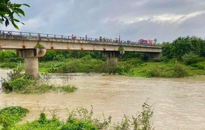Phát hiện thi thể người đàn ông dưới sông Dinh sau gần 1 ngày tìm kiếm- Ảnh 1.