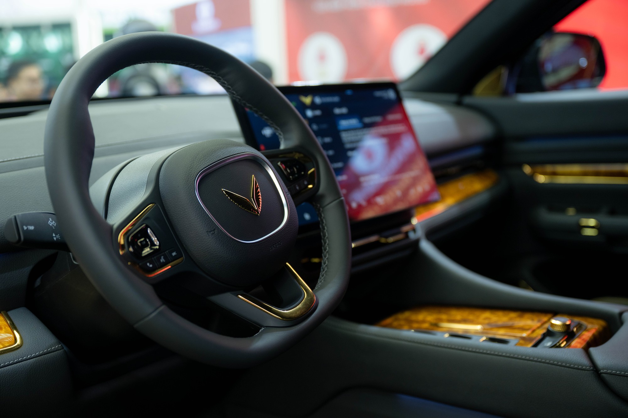 Cận cảnh chuyên cơ mặt đất VinFast Lạc Hồng 900 LX phục vụ nguyên thủ quốc tế - Ảnh 11.