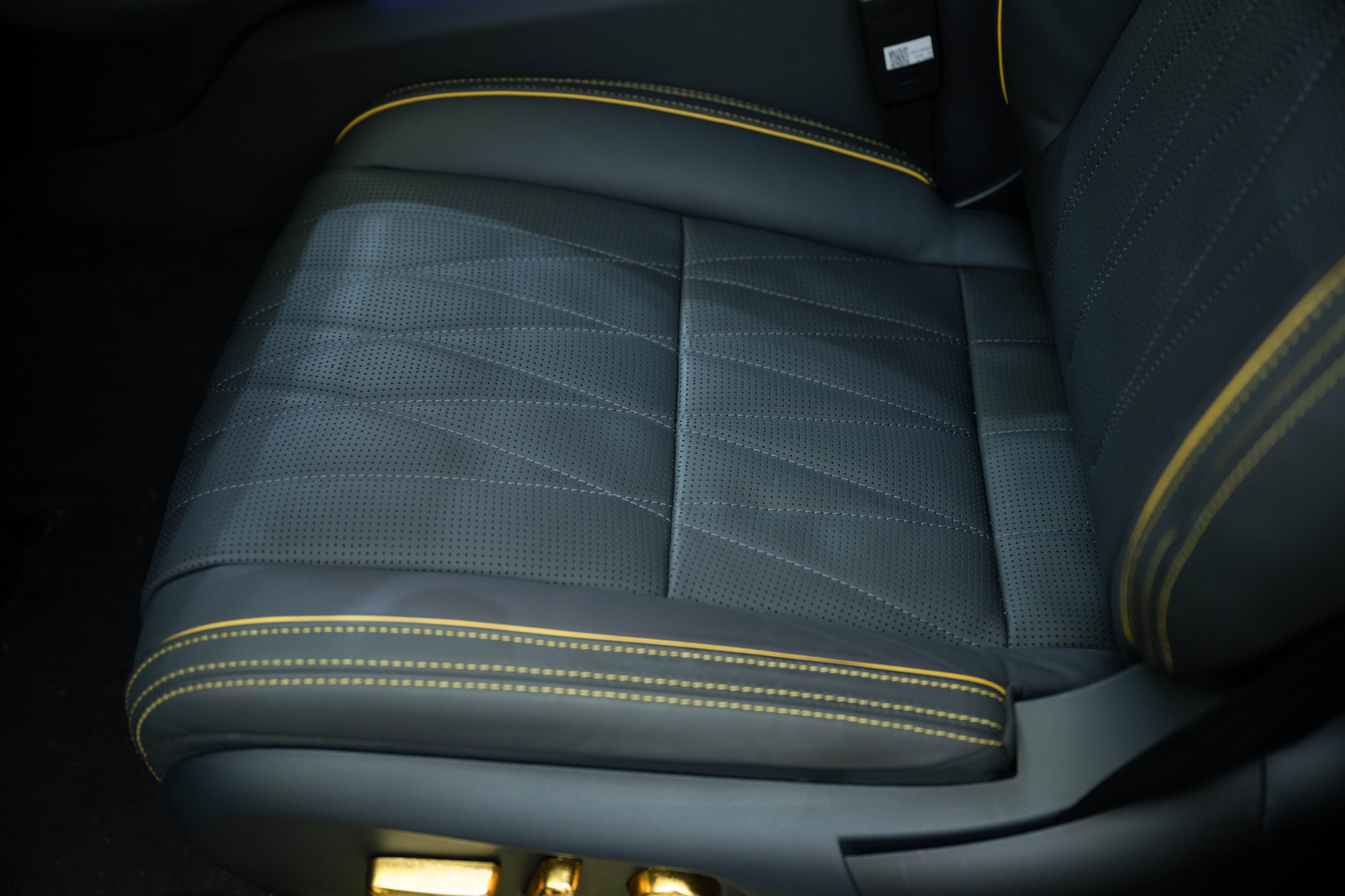 Cận cảnh chuyên cơ mặt đất VinFast Lạc Hồng 900 LX phục vụ nguyên thủ quốc tế - Ảnh 12.