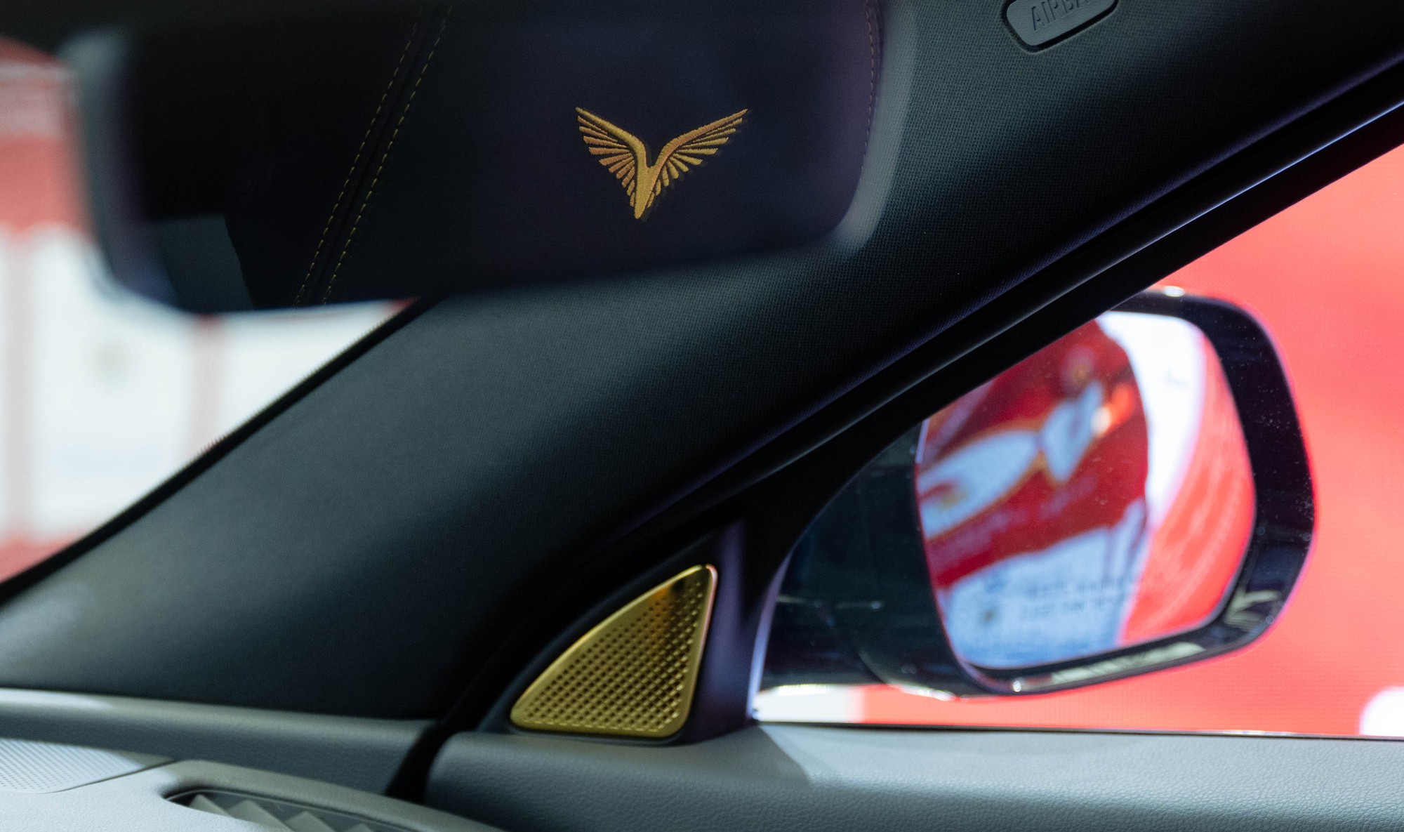 Cận cảnh chuyên cơ mặt đất VinFast Lạc Hồng 900 LX phục vụ nguyên thủ quốc tế - Ảnh 14.