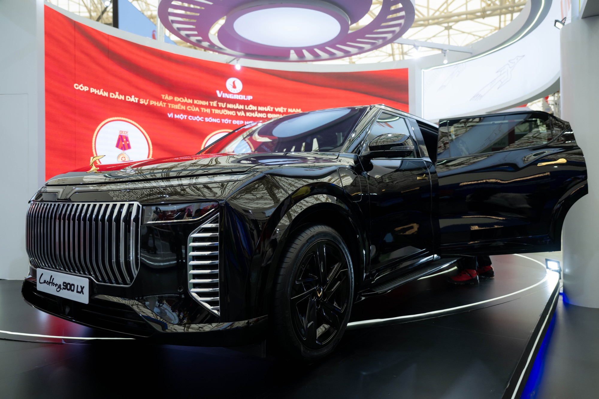 Cận cảnh chuyên cơ mặt đất VinFast Lạc Hồng 900 LX phục vụ nguyên thủ quốc tế - Ảnh 15.