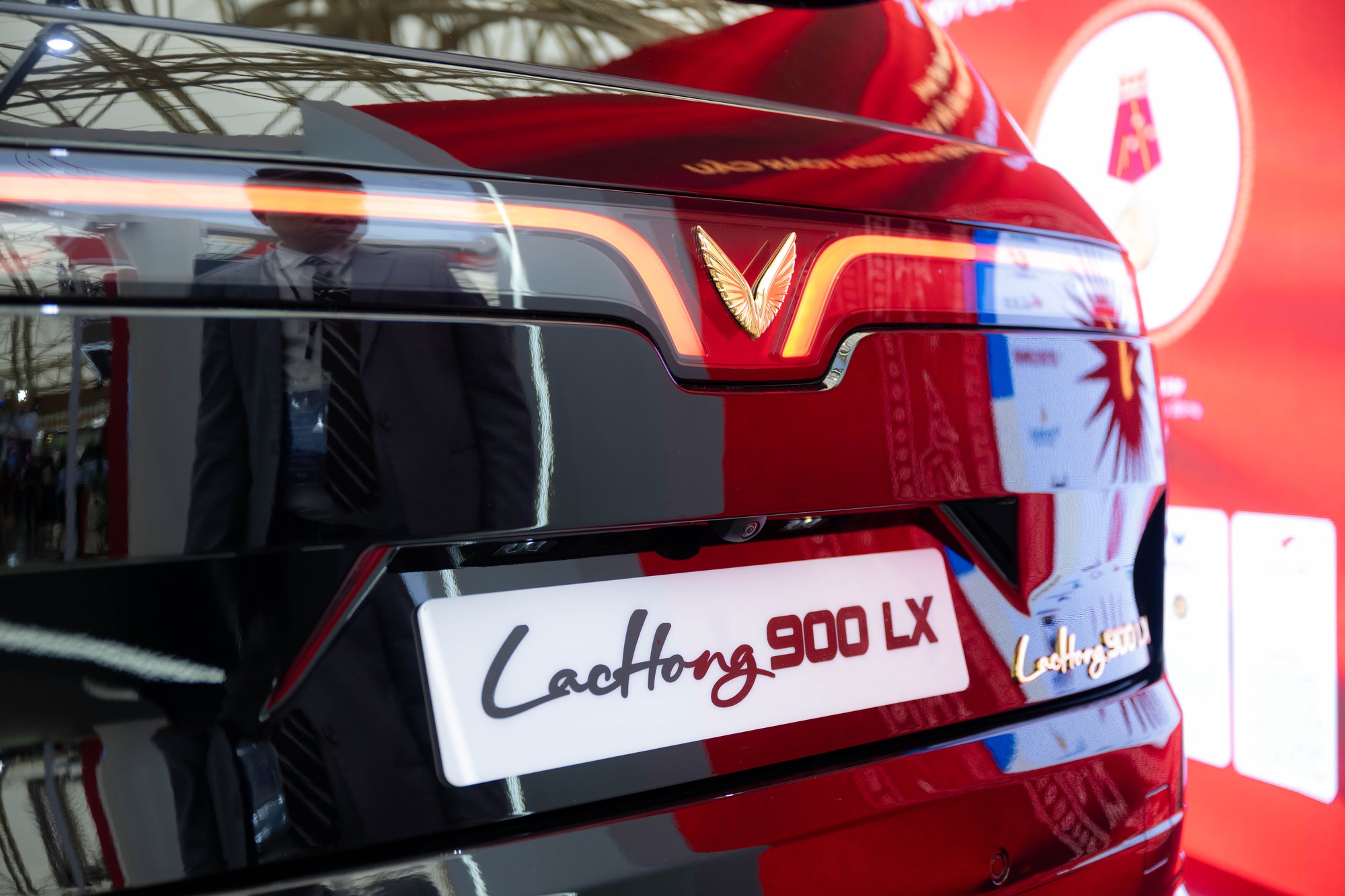 Cận cảnh chuyên cơ mặt đất VinFast Lạc Hồng 900 LX phục vụ nguyên thủ quốc tế - Ảnh 16.