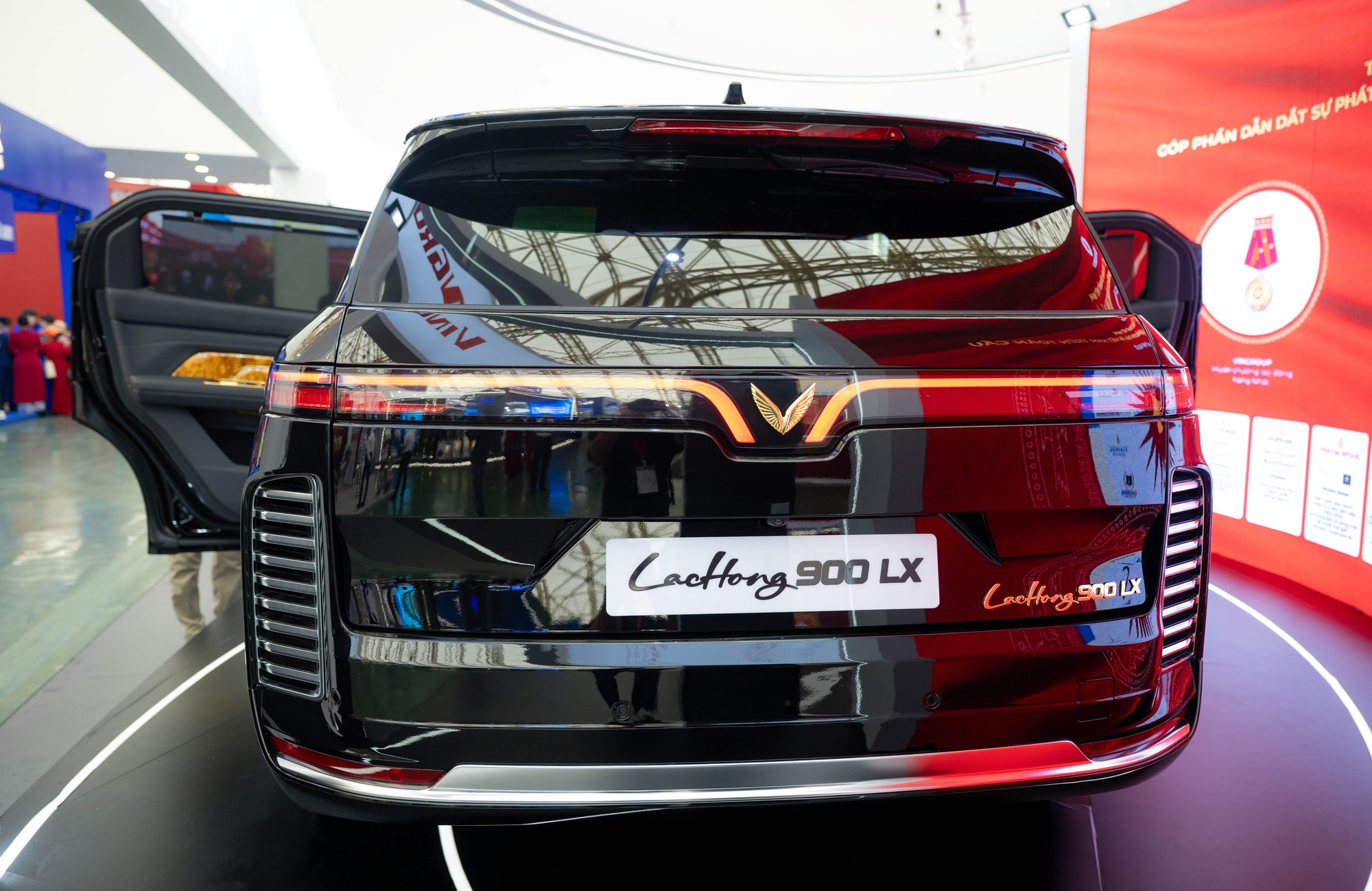 Cận cảnh chuyên cơ mặt đất VinFast Lạc Hồng 900 LX phục vụ nguyên thủ quốc tế - Ảnh 17.