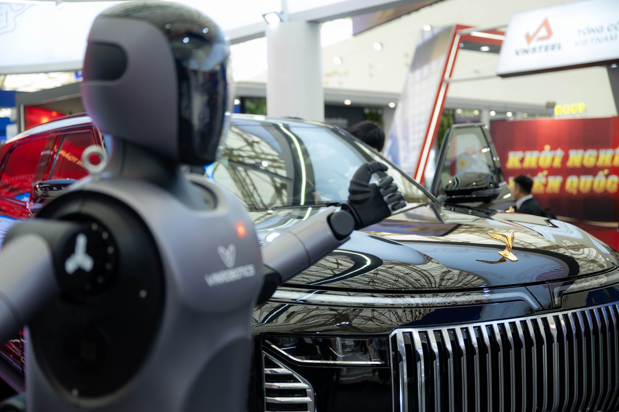 Cận cảnh chuyên cơ mặt đất VinFast Lạc Hồng 900 LX phục vụ nguyên thủ quốc tế - Ảnh 3.