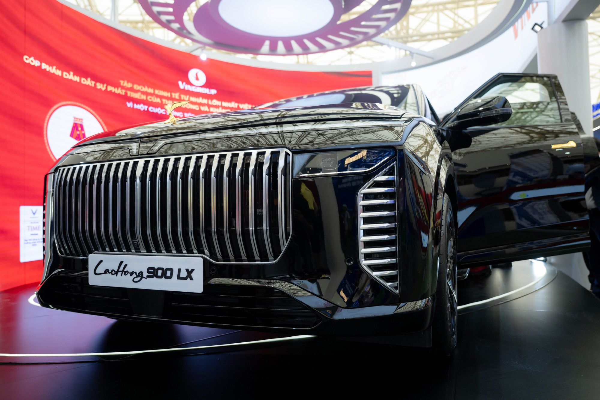 Cận cảnh chuyên cơ mặt đất VinFast Lạc Hồng 900 LX phục vụ nguyên thủ quốc tế - Ảnh 4.