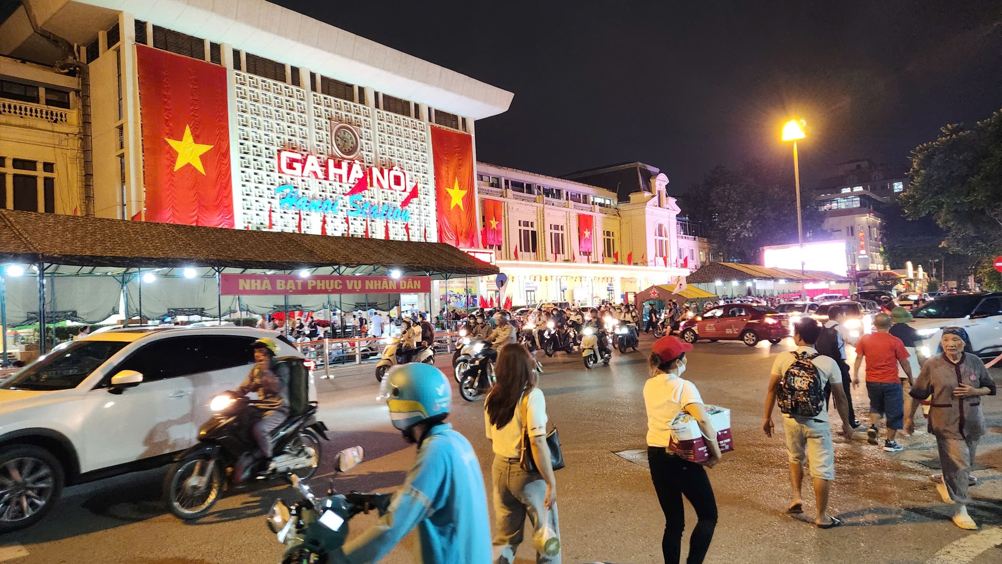 Người dân trải nilon ngủ vỉa hè chờ xem tổng duyệt diễu binh Quốc khánh 80 năm - Ảnh 2.