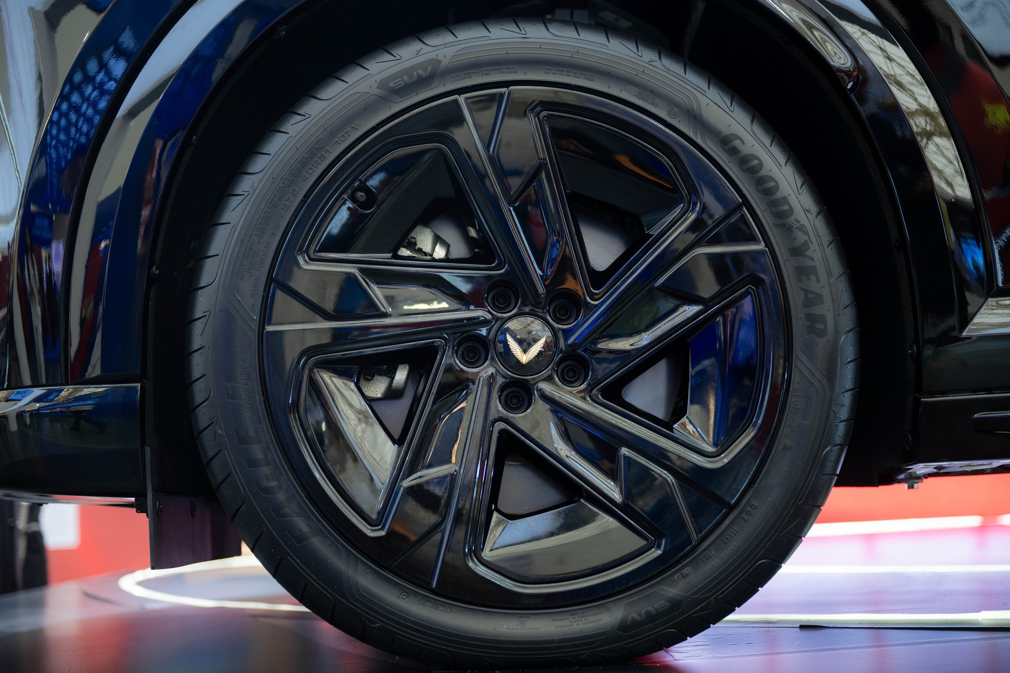 Cận cảnh chuyên cơ mặt đất VinFast Lạc Hồng 900 LX phục vụ nguyên thủ quốc tế - Ảnh 5.