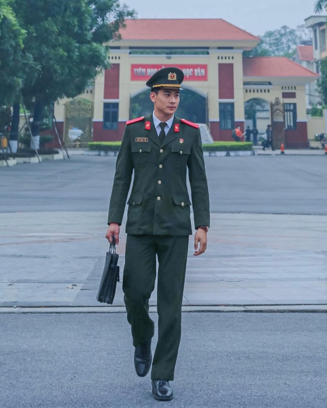 Nh&acirc;n vật mặc vest, đeo k&iacute;nh đen bao ngầu được 