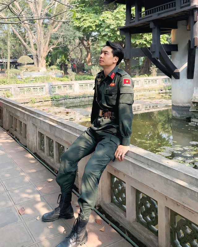 Nh&acirc;n vật mặc vest, đeo k&iacute;nh đen bao ngầu được 