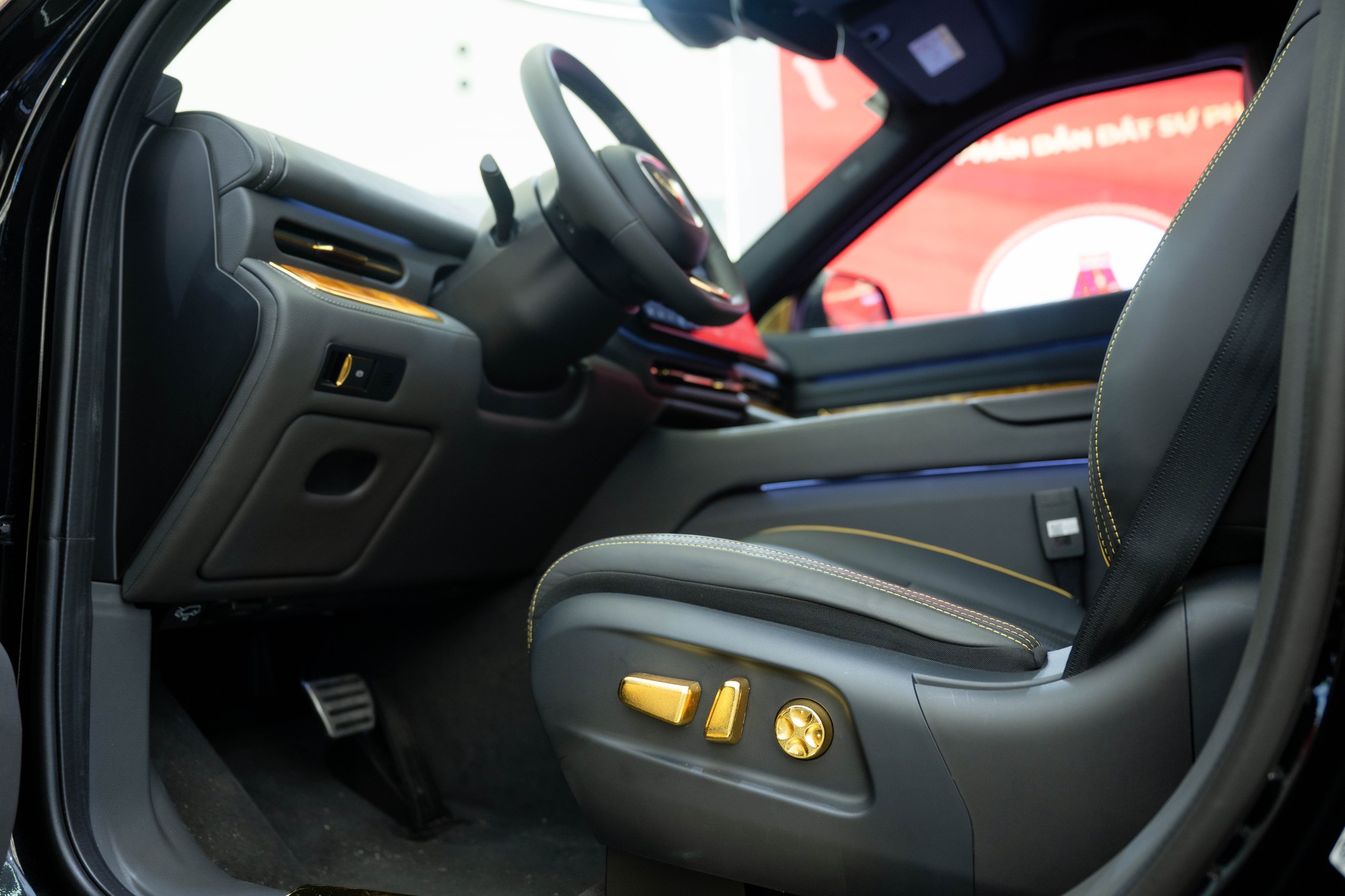 Cận cảnh chuyên cơ mặt đất VinFast Lạc Hồng 900 LX phục vụ nguyên thủ quốc tế - Ảnh 6.