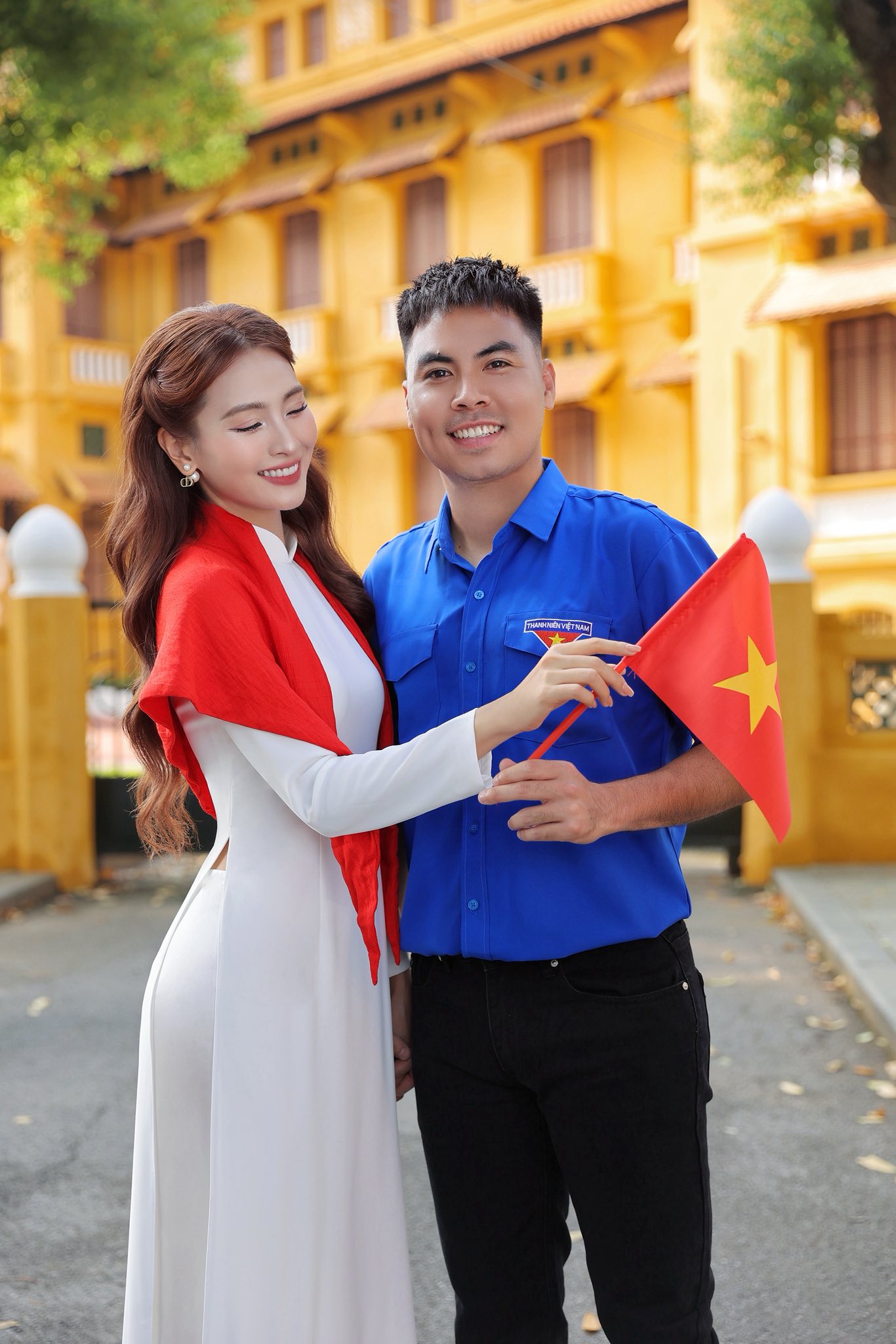 MC Huyền Trang Mù Tạt khoe bộ ảnh diện áo dài thướt tha sánh bước bên cầu thủ nổi tiếng mừng Đại lễ 2/9- Ảnh 5. MC Huyền Trang Mù Tạt khoe bộ ảnh diện áo dài thướt tha sánh bước bên cầu thủ nổi tiếng mừng Đại lễ 2/9- Ảnh 5.