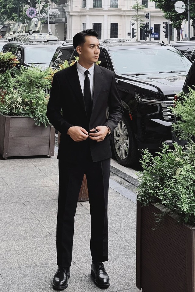 Nh&acirc;n vật mặc vest, đeo k&iacute;nh đen bao ngầu được 