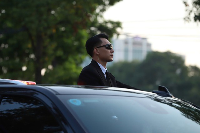 Nh&acirc;n vật mặc vest, đeo k&iacute;nh đen bao ngầu được 