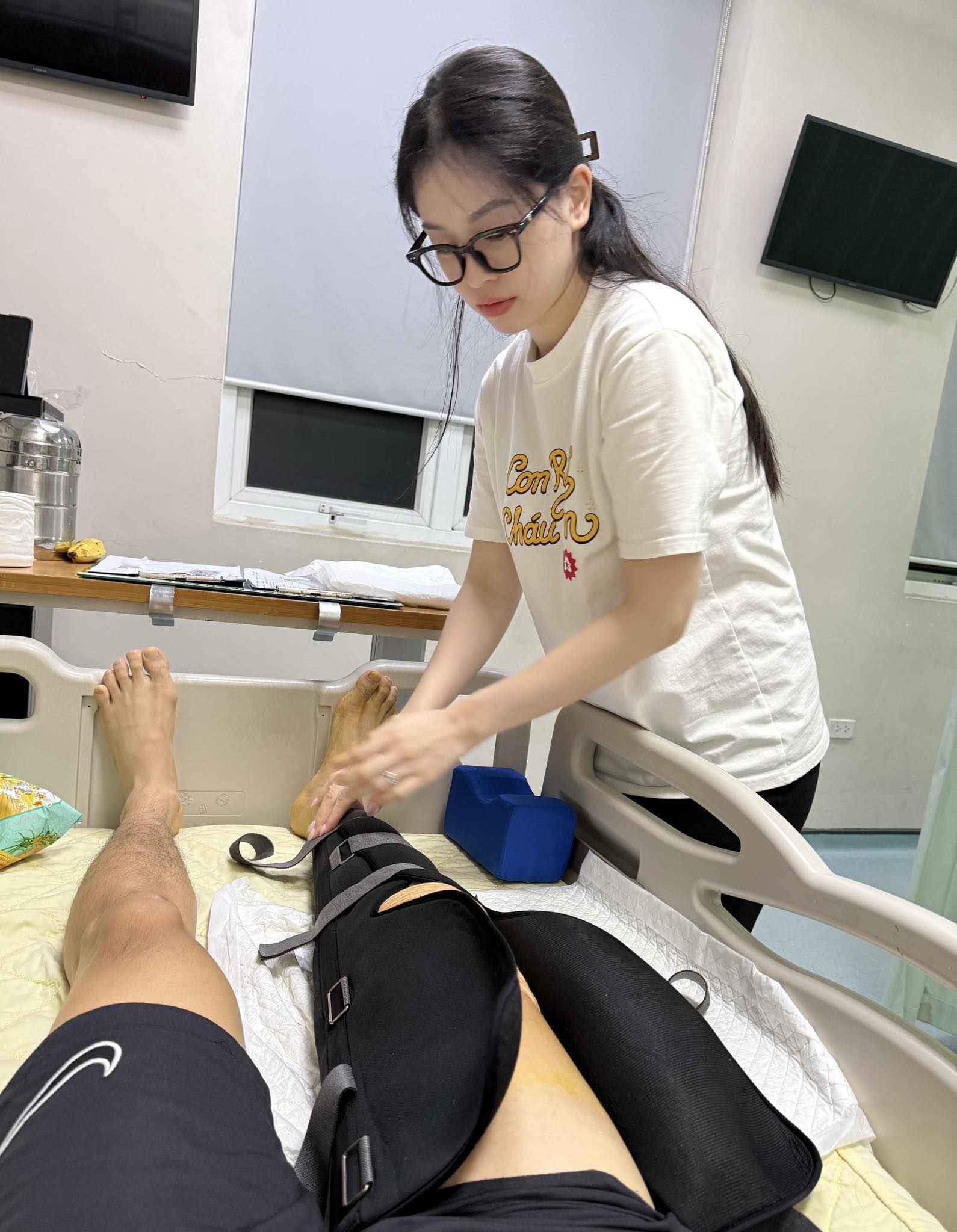 Á hậu Phương Nga vất vả khiến Bình An nhói lòng quyết định từ bỏ bóng đá: "Người đau là tôi nhưng vợ mệt hơn" - Ảnh 2. Á hậu Phương Nga vất vả khiến Bình An nhói lòng quyết định từ bỏ bóng đá: "Người đau là tôi nhưng vợ mệt hơn" - Ảnh 2.