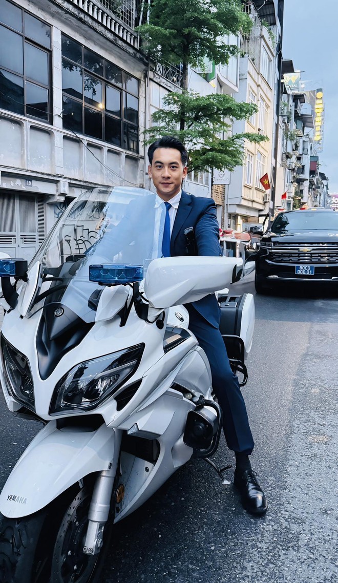 Nh&acirc;n vật mặc vest, đeo k&iacute;nh đen bao ngầu được 