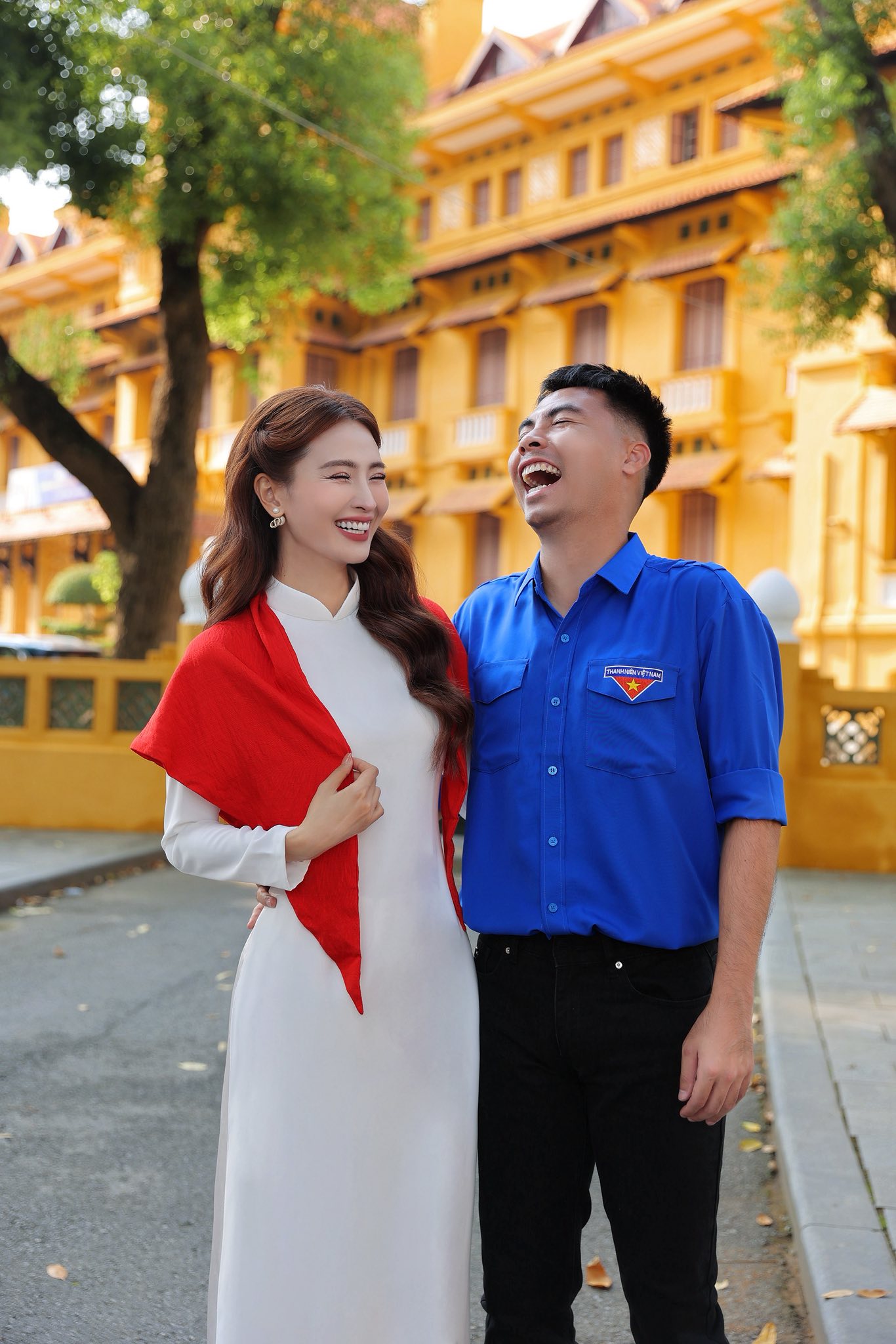 MC Huyền Trang Mù Tạt khoe bộ ảnh diện áo dài thướt tha sánh bước bên cầu thủ nổi tiếng mừng Đại lễ 2/9- Ảnh 2. MC Huyền Trang Mù Tạt khoe bộ ảnh diện áo dài thướt tha sánh bước bên cầu thủ nổi tiếng mừng Đại lễ 2/9- Ảnh 2.