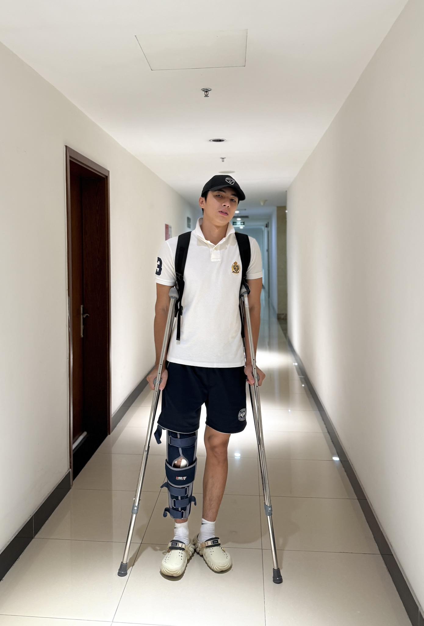 Á hậu Phương Nga vất vả khiến Bình An nhói lòng quyết định từ bỏ bóng đá: "Người đau là tôi nhưng vợ mệt hơn" - Ảnh 3. Á hậu Phương Nga vất vả khiến Bình An nhói lòng quyết định từ bỏ bóng đá: "Người đau là tôi nhưng vợ mệt hơn" - Ảnh 3.