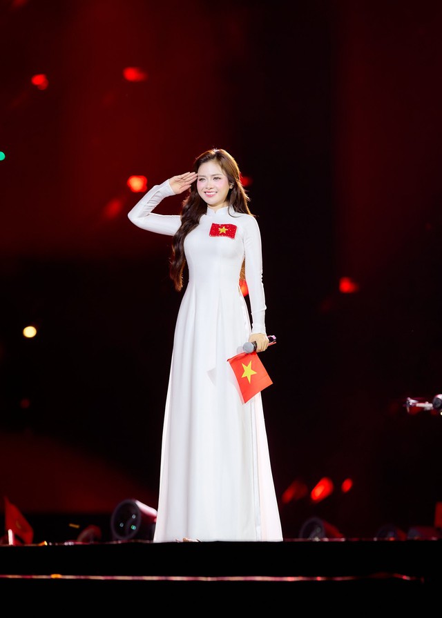 “Con cưng” của các concert quốc gia: Mỹ nhân có giọng hát miễn chê, visual  trẻ đến mức đi lạc vào Khối Thiếu Nhi cũng khó nhận ra- Ảnh 8.