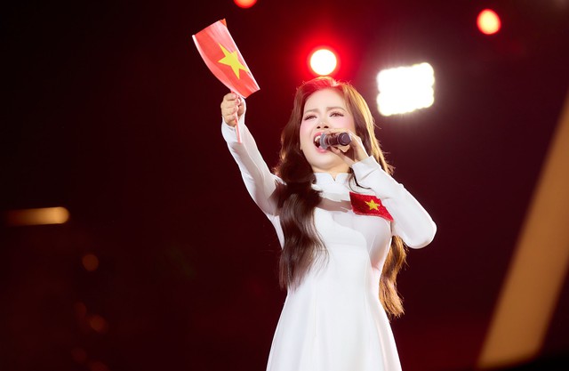 “Con cưng” của các concert quốc gia: Mỹ nhân có giọng hát miễn chê, visual  trẻ đến mức đi lạc vào Khối Thiếu Nhi cũng khó nhận ra- Ảnh 1.