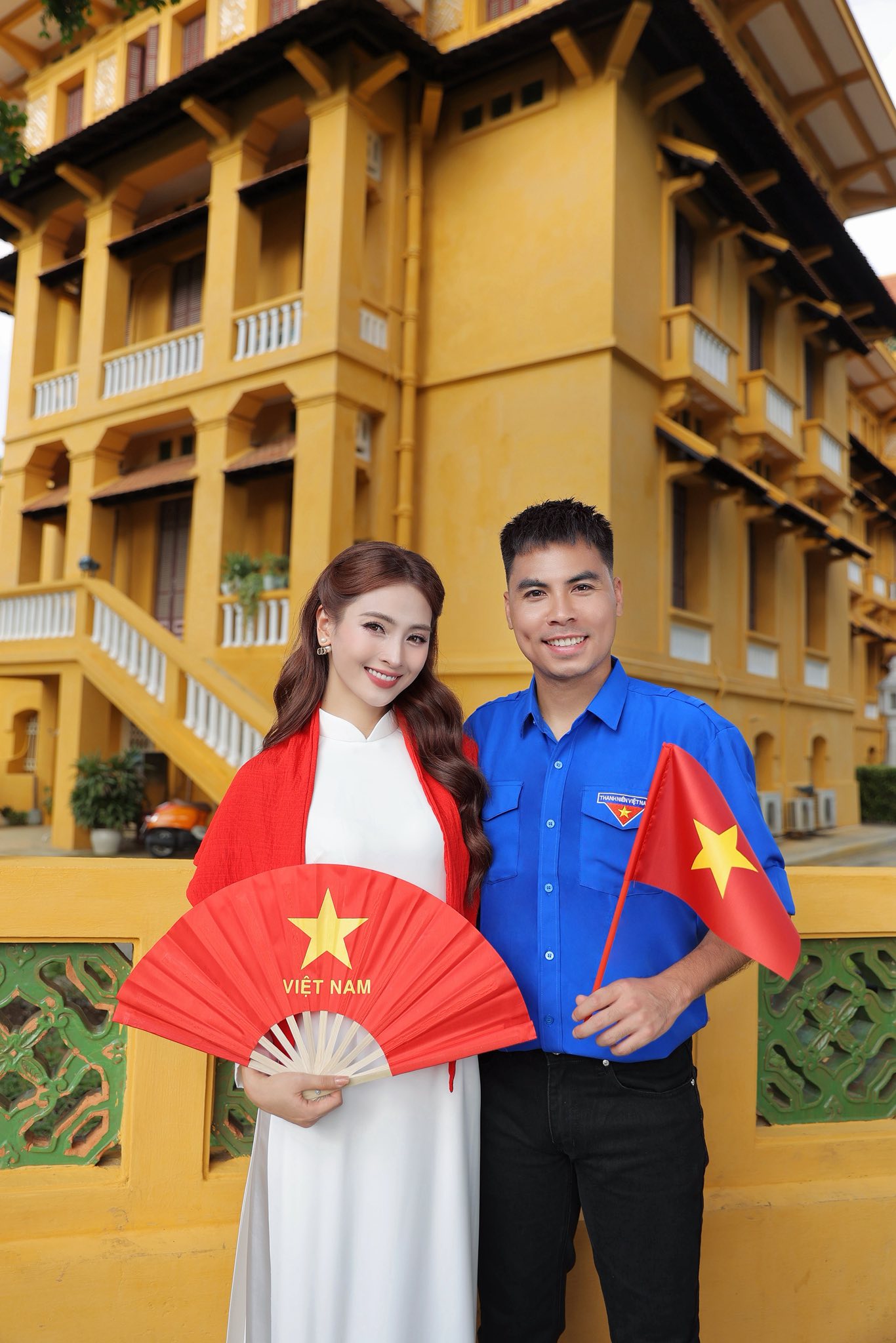 MC Huyền Trang Mù Tạt khoe bộ ảnh diện áo dài thướt tha sánh bước bên cầu thủ nổi tiếng mừng Đại lễ 2/9- Ảnh 4. MC Huyền Trang Mù Tạt khoe bộ ảnh diện áo dài thướt tha sánh bước bên cầu thủ nổi tiếng mừng Đại lễ 2/9- Ảnh 4.