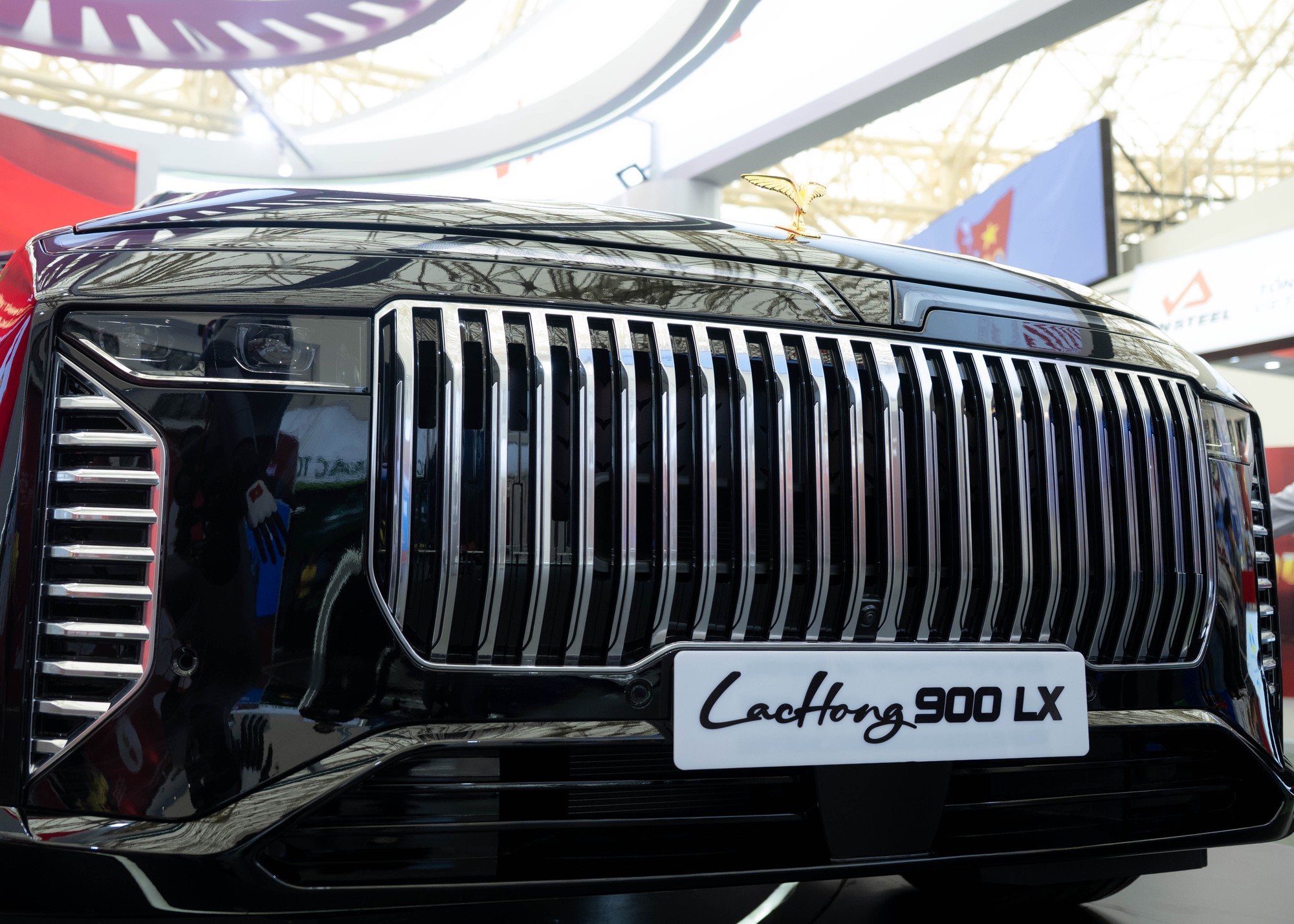 Cận cảnh chuyên cơ mặt đất VinFast Lạc Hồng 900 LX phục vụ nguyên thủ quốc tế - Ảnh 7.