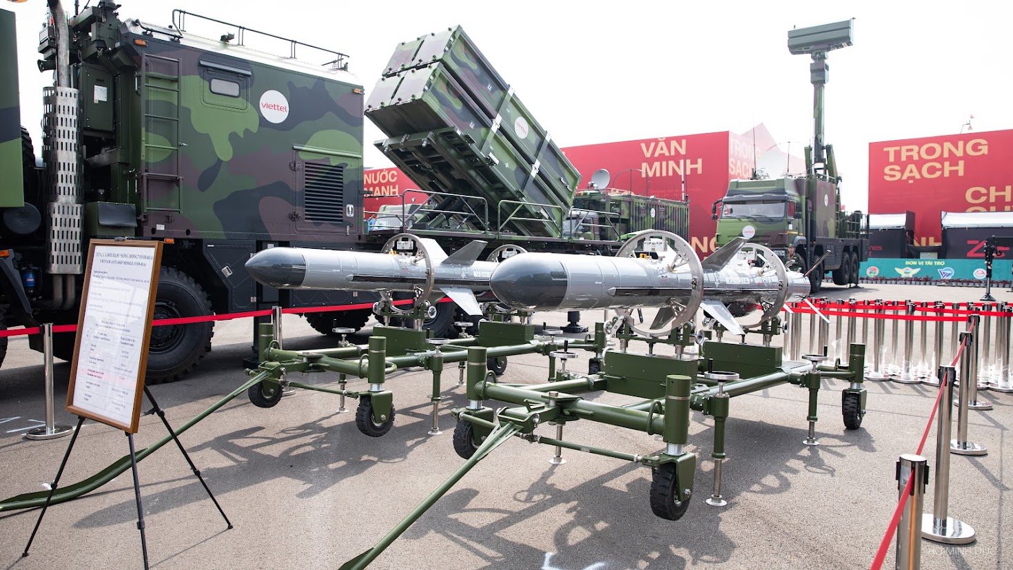 Tên lửa đối hạm Sông Hồng 'made by Vietnam' tại sự kiện quy tụ 230.000 người: Tốc độ cận âm, tầm bắn 80km - Ảnh 1.
