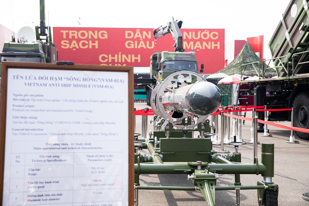Tên lửa đối hạm Sông Hồng 'made by Vietnam' tại sự kiện quy tụ 230.000 người: Tốc độ cận âm, tầm bắn 80km - Ảnh 2.