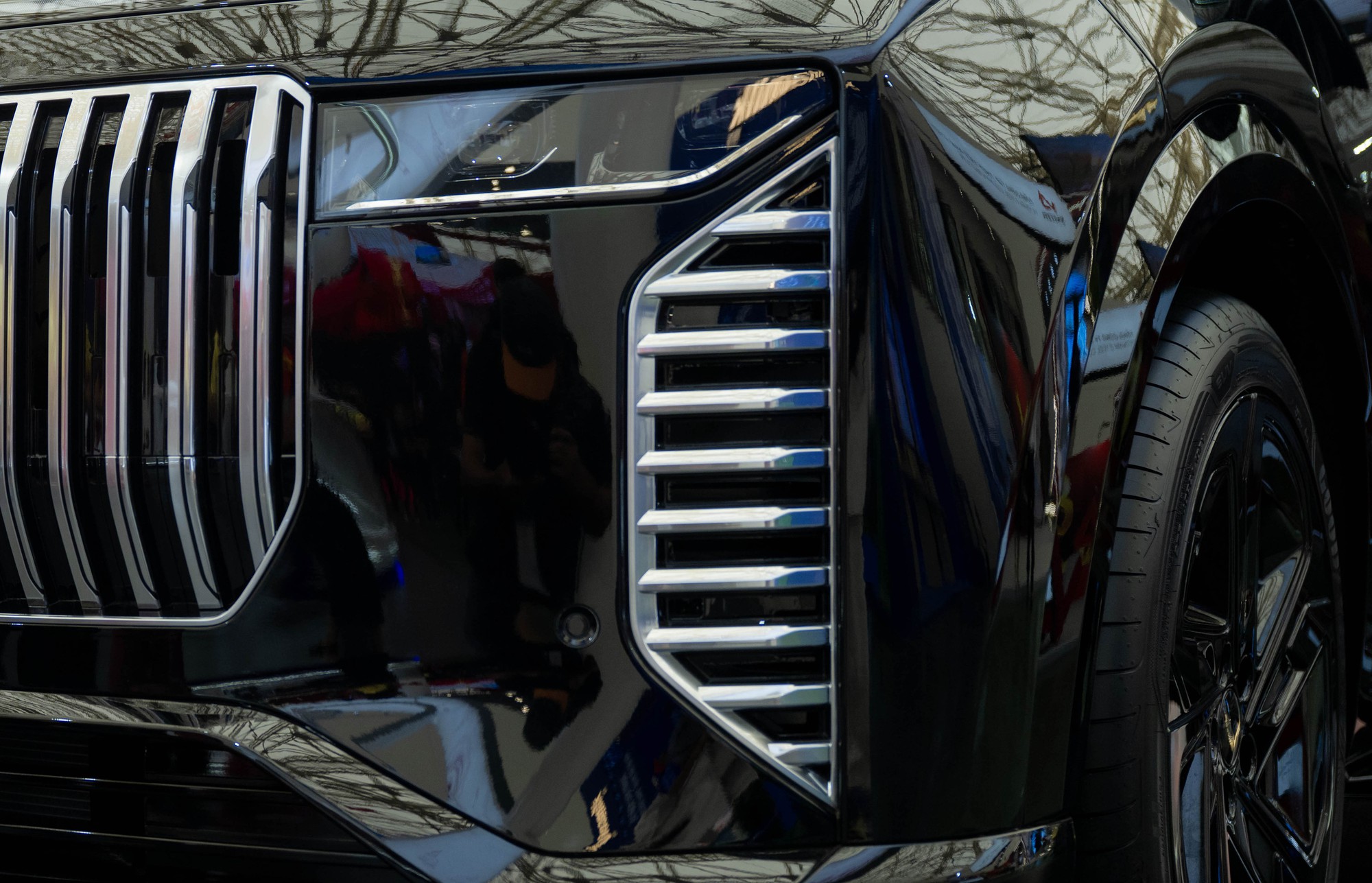 Cận cảnh chuyên cơ mặt đất VinFast Lạc Hồng 900 LX phục vụ nguyên thủ quốc tế - Ảnh 8.