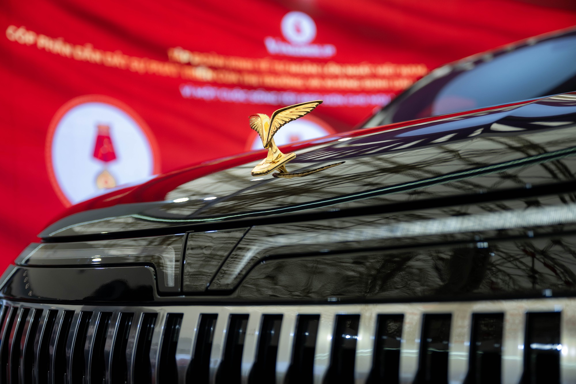 Cận cảnh chuyên cơ mặt đất VinFast Lạc Hồng 900 LX phục vụ nguyên thủ quốc tế - Ảnh 9.