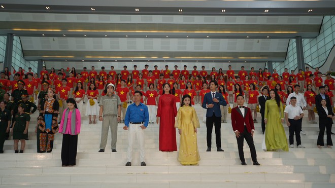 Hơn 30 ca sĩ hát trong MV "Vinh quang, ơi Việt Nam!" của Anh hùng Lao động Nguyễn Anh Trí- Ảnh 7. Hơn 30 ca sĩ hát trong MV "Vinh quang, ơi Việt Nam!" của Anh hùng Lao động Nguyễn Anh Trí- Ảnh 7.