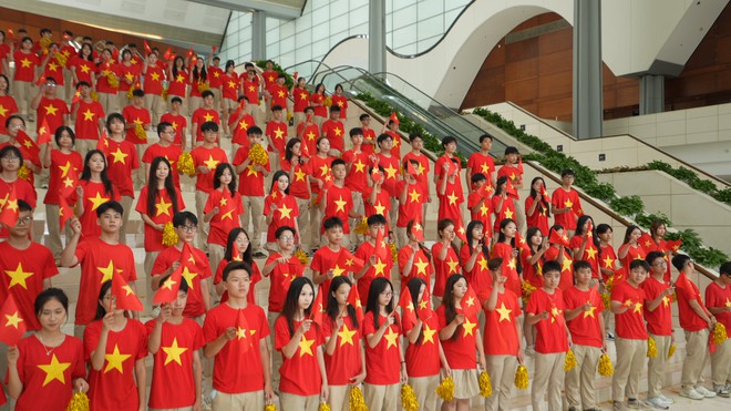 Hơn 30 ca sĩ hát trong MV "Vinh quang, ơi Việt Nam!" của Anh hùng Lao động Nguyễn Anh Trí- Ảnh 5. Hơn 30 ca sĩ hát trong MV "Vinh quang, ơi Việt Nam!" của Anh hùng Lao động Nguyễn Anh Trí- Ảnh 5.