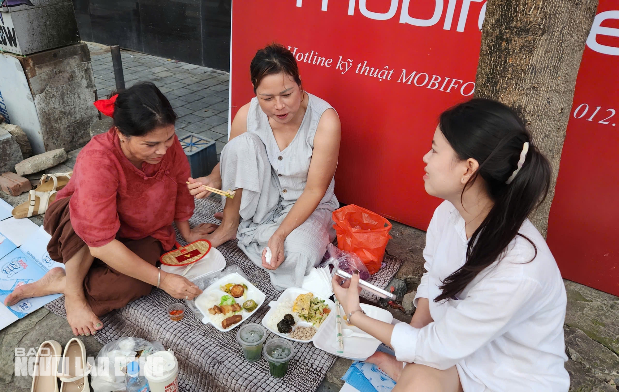 Người dân trải nilon ngủ vỉa hè chờ xem tổng duyệt diễu binh Quốc khánh 80 năm - Ảnh 1.