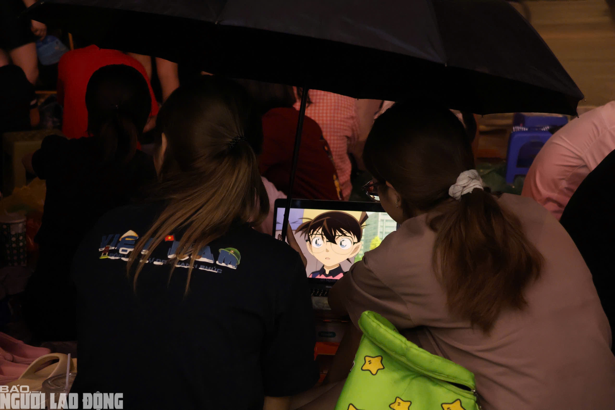 Người dân trải nilon ngủ vỉa hè chờ xem tổng duyệt diễu binh Quốc khánh 80 năm - Ảnh 12.