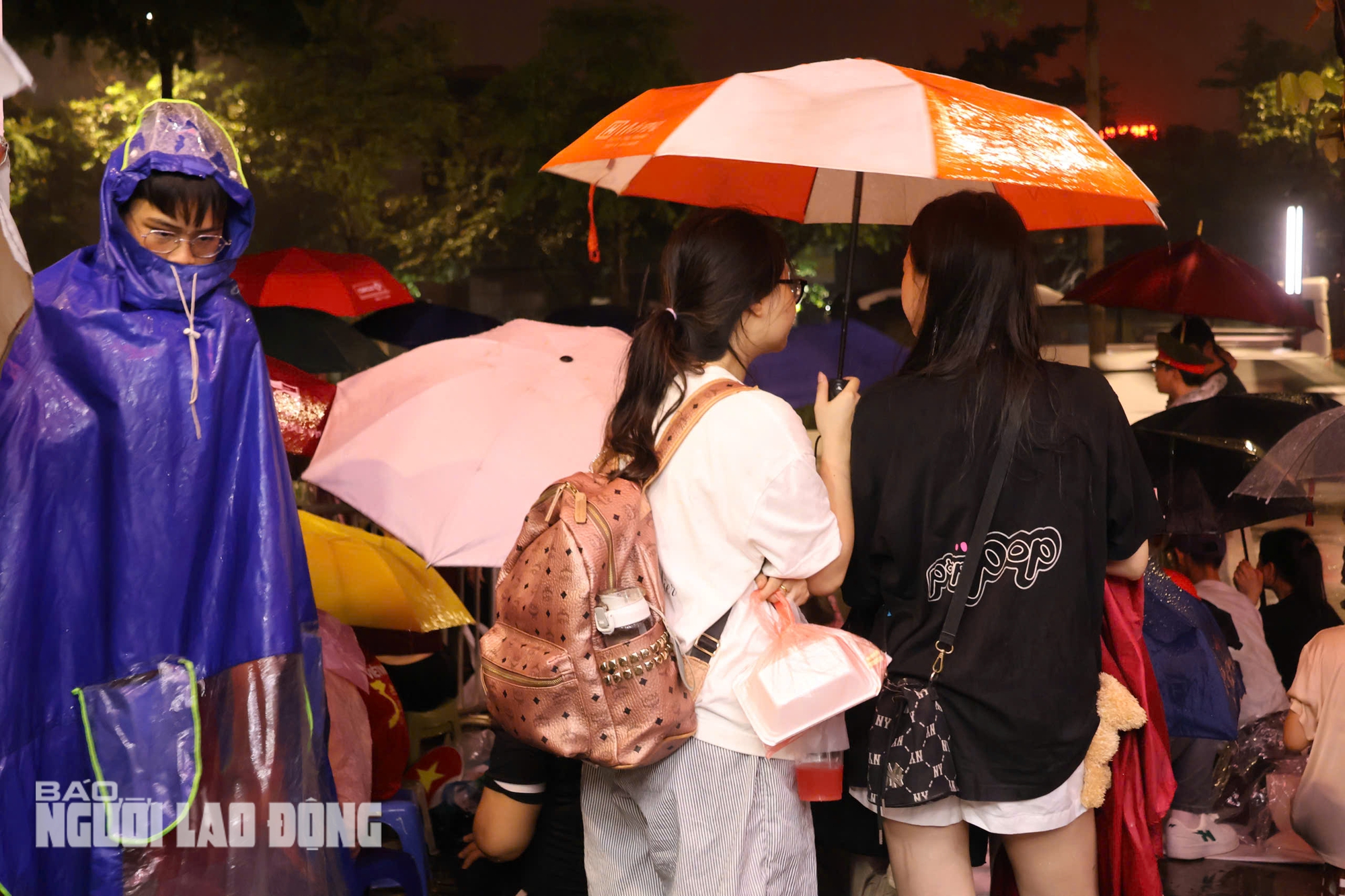 Người dân trải nilon ngủ vỉa hè chờ xem tổng duyệt diễu binh Quốc khánh 80 năm - Ảnh 7.