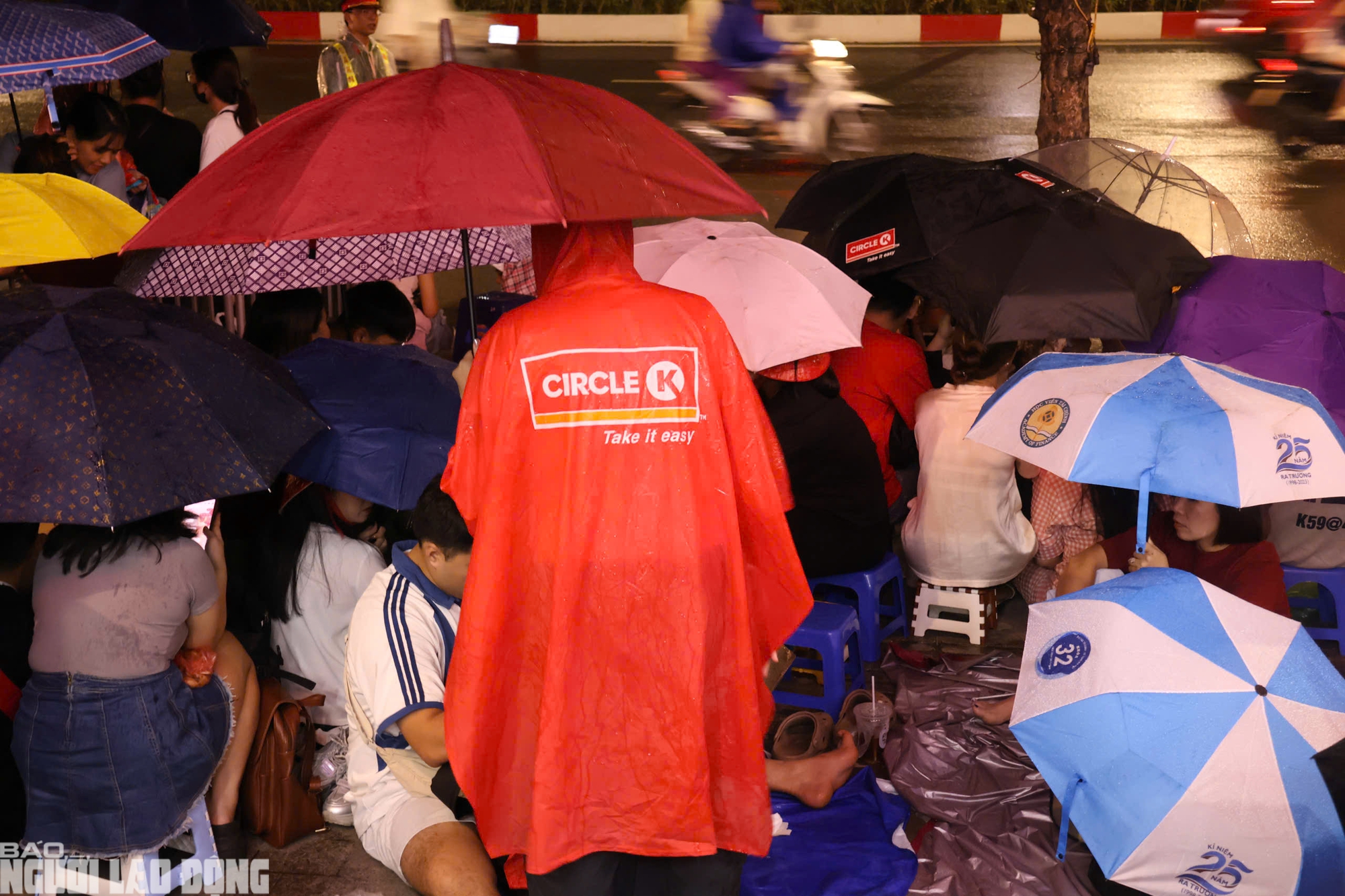 Người dân trải nilon ngủ vỉa hè chờ xem tổng duyệt diễu binh Quốc khánh 80 năm - Ảnh 8.