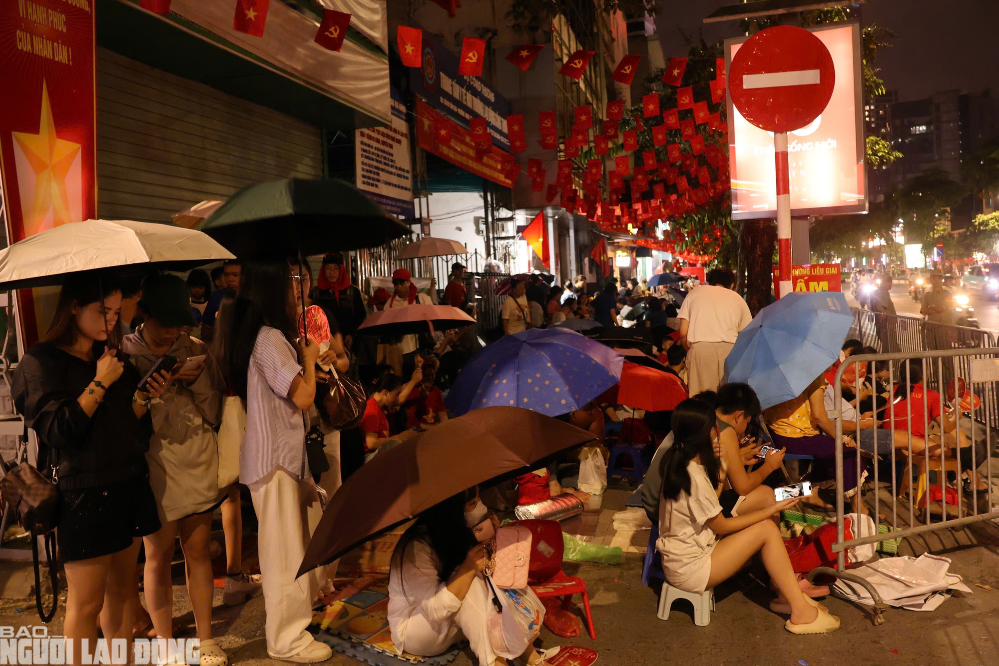 Người dân trải nilon ngủ vỉa hè chờ xem tổng duyệt diễu binh Quốc khánh 80 năm - Ảnh 9.