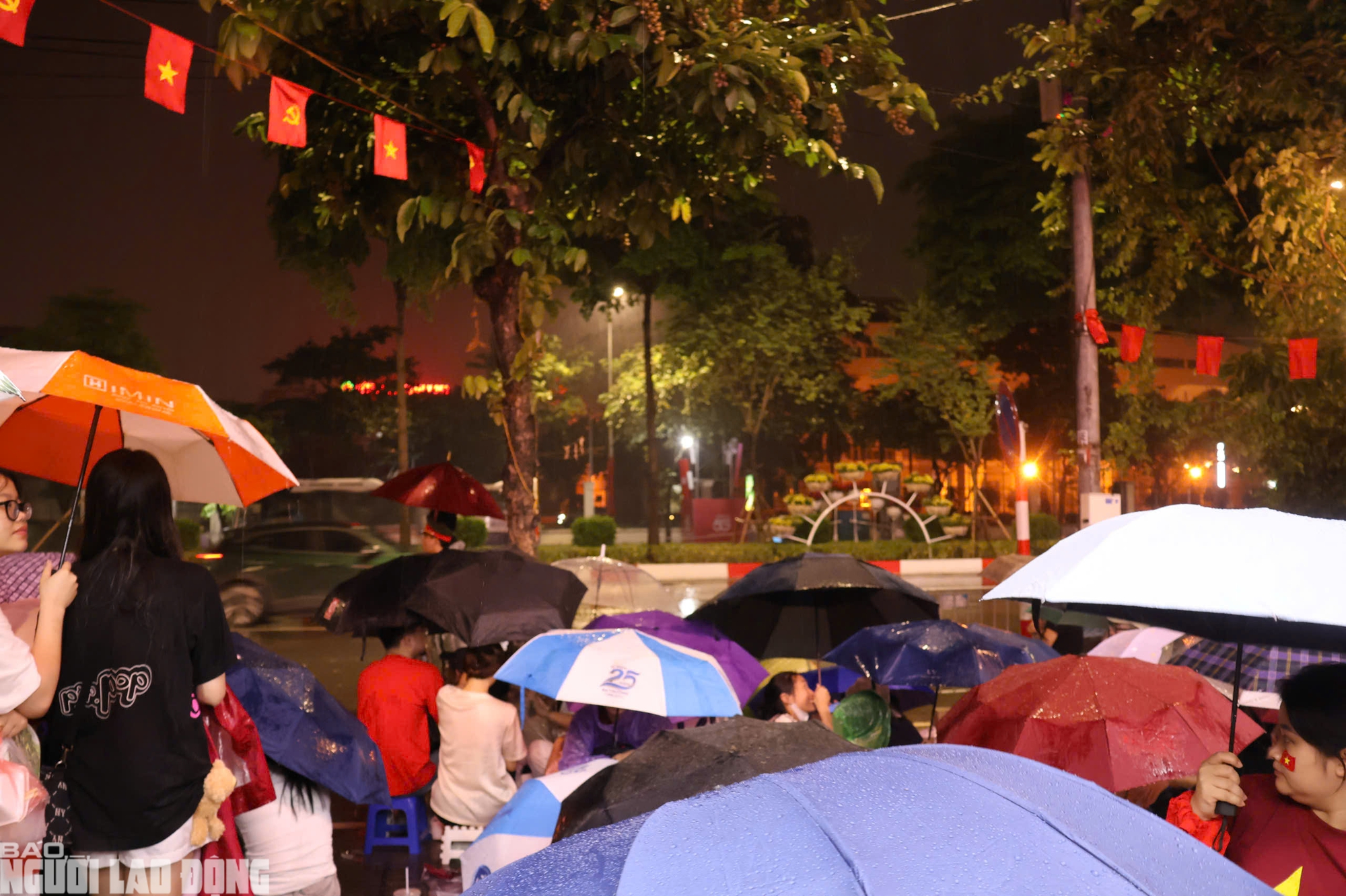 Người dân trải nilon ngủ vỉa hè chờ xem tổng duyệt diễu binh Quốc khánh 80 năm - Ảnh 10.