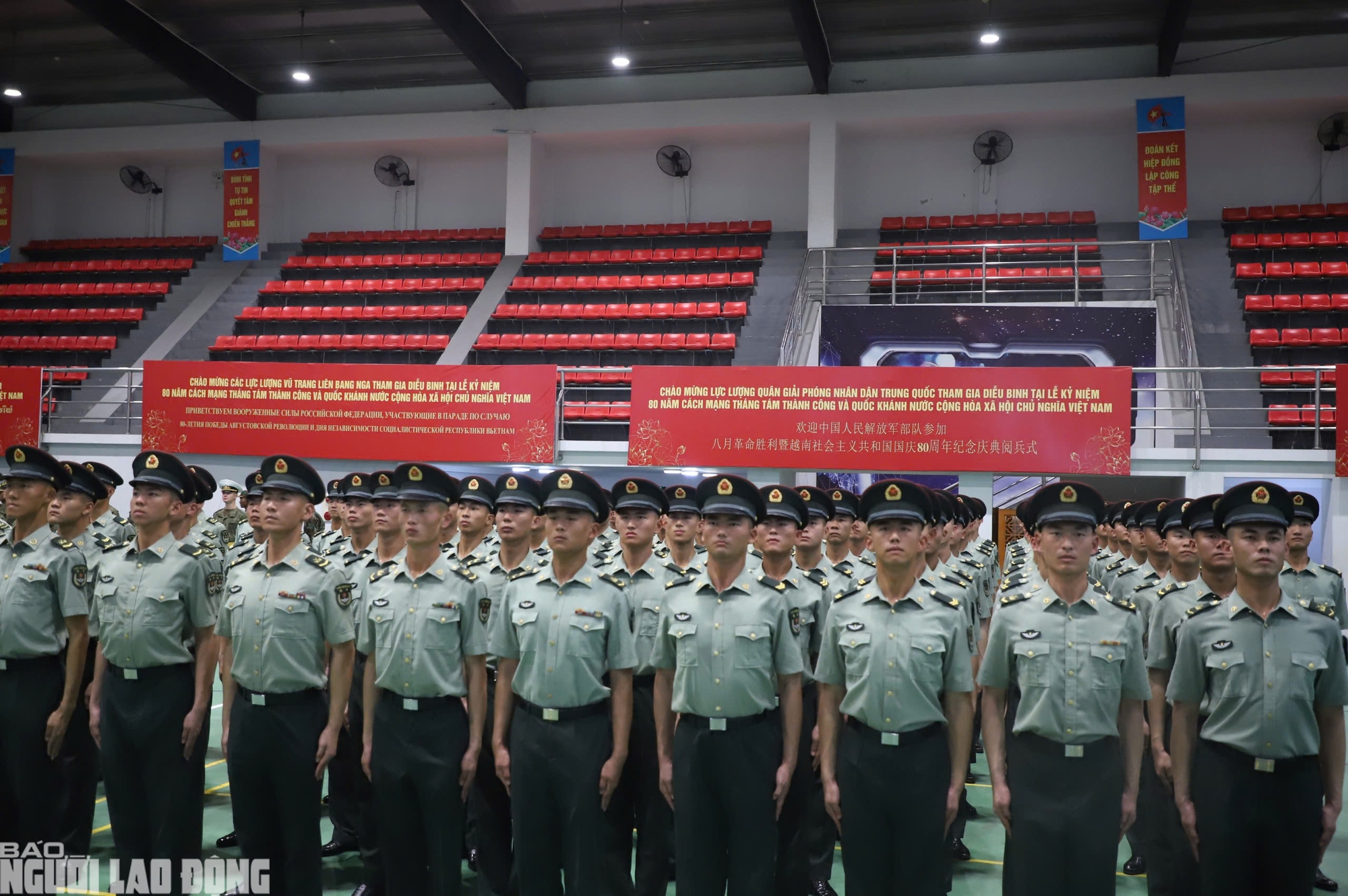 Cận cảnh khối quân nhân Trung Quốc vừa đến Hà Nội tham gia diễu binh A80- Ảnh 5. Cận cảnh khối quân nhân Trung Quốc vừa đến Hà Nội tham gia diễu binh A80- Ảnh 5.