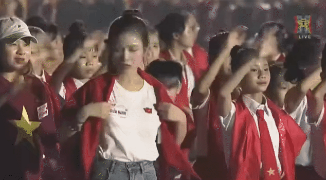 “Con cưng” của các concert quốc gia: Mỹ nhân có giọng hát miễn chê, visual  trẻ đến mức đi lạc vào Khối Thiếu Nhi cũng khó nhận ra- Ảnh 2.